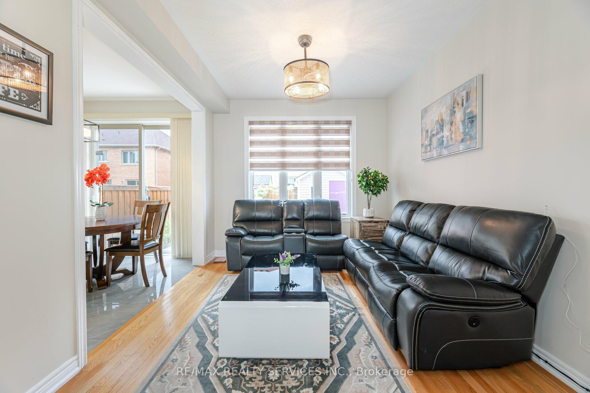 Photo 10 of 45 Buchanan Crescent, Brampton, Credit Valley — HOMEH