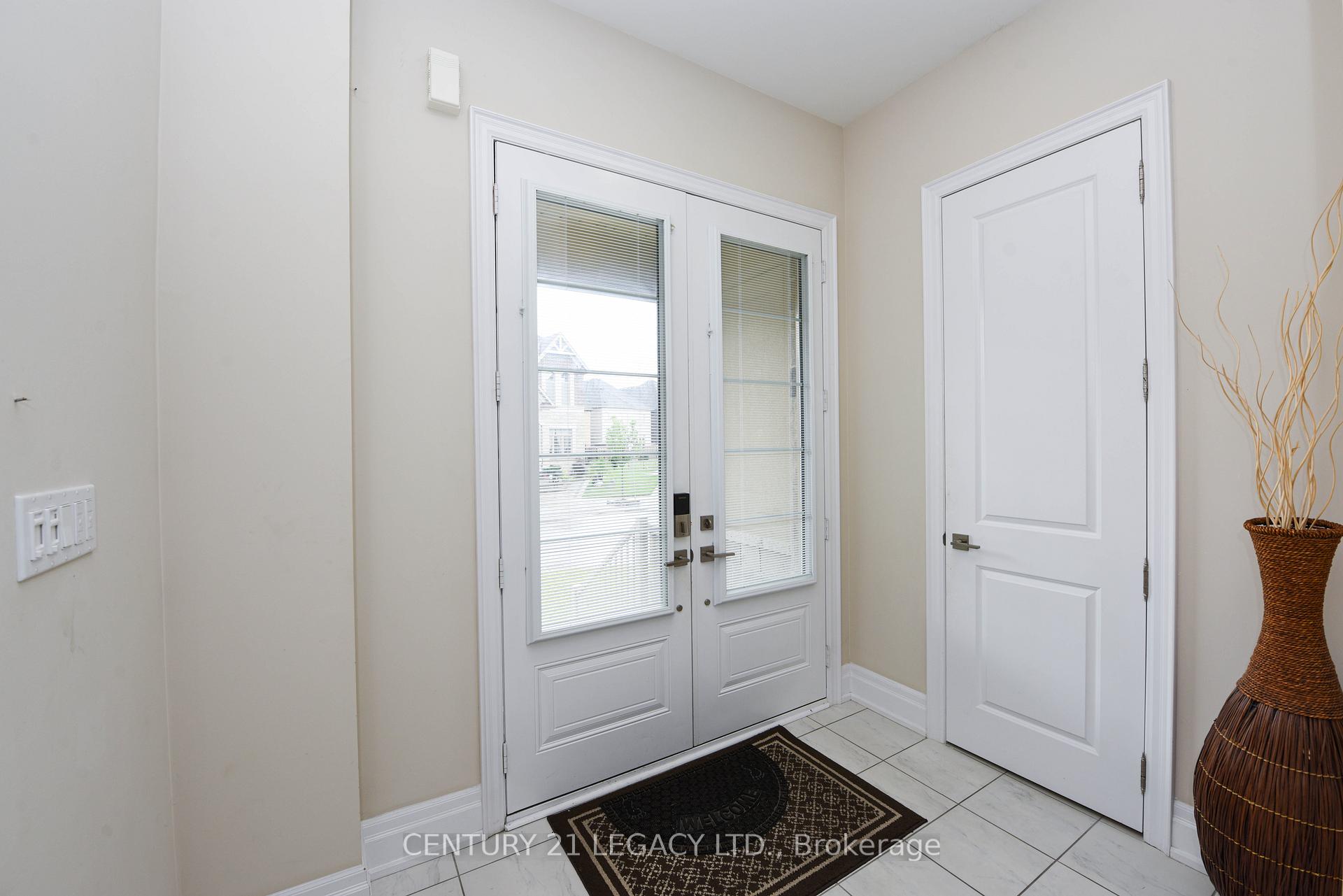 Photo 2 of 33 Lyle Way, Brampton, Credit Valley — HOMEH