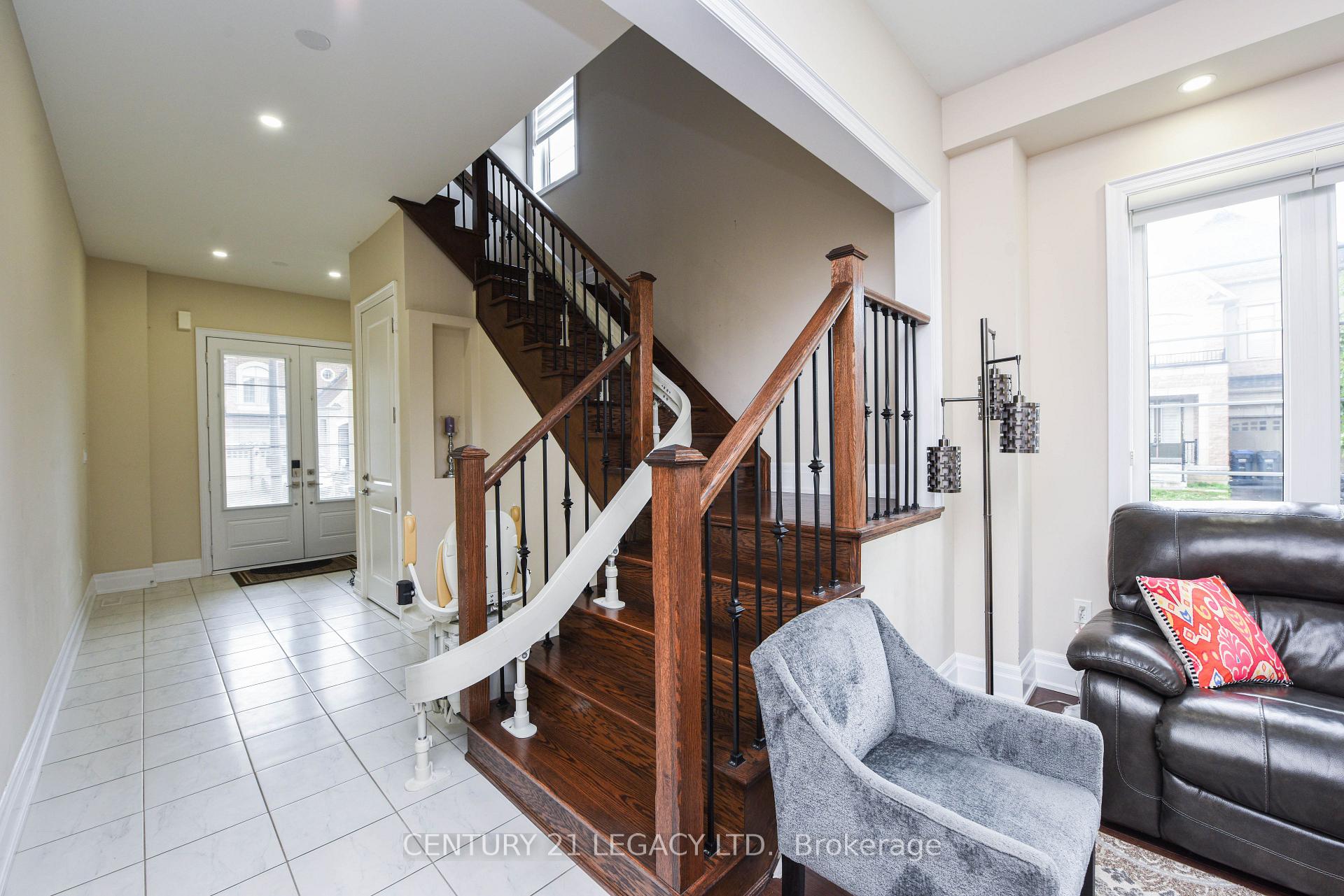 Photo 3 of 33 Lyle Way, Brampton, Credit Valley — HOMEH