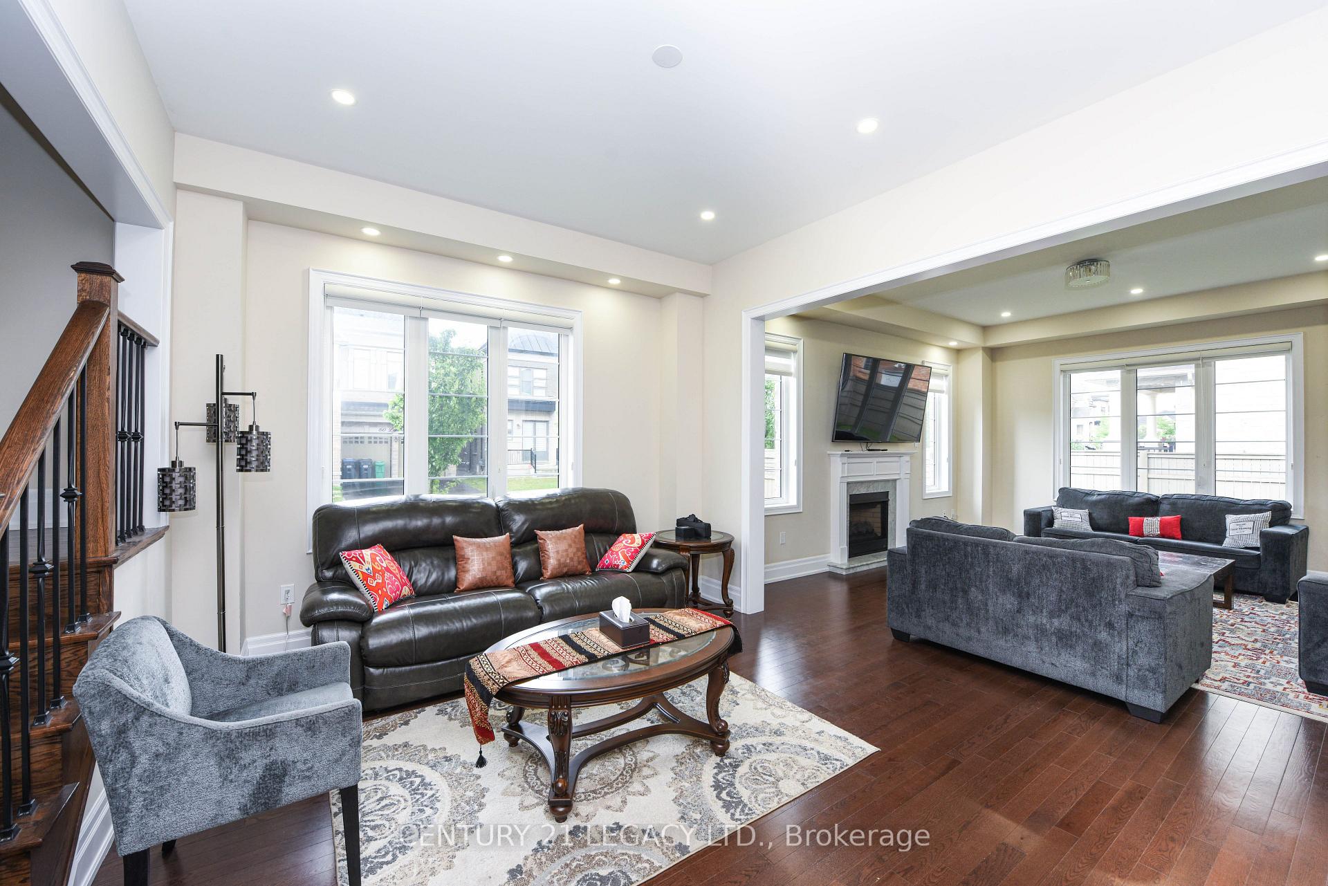 Photo 4 of 33 Lyle Way, Brampton, Credit Valley — HOMEH