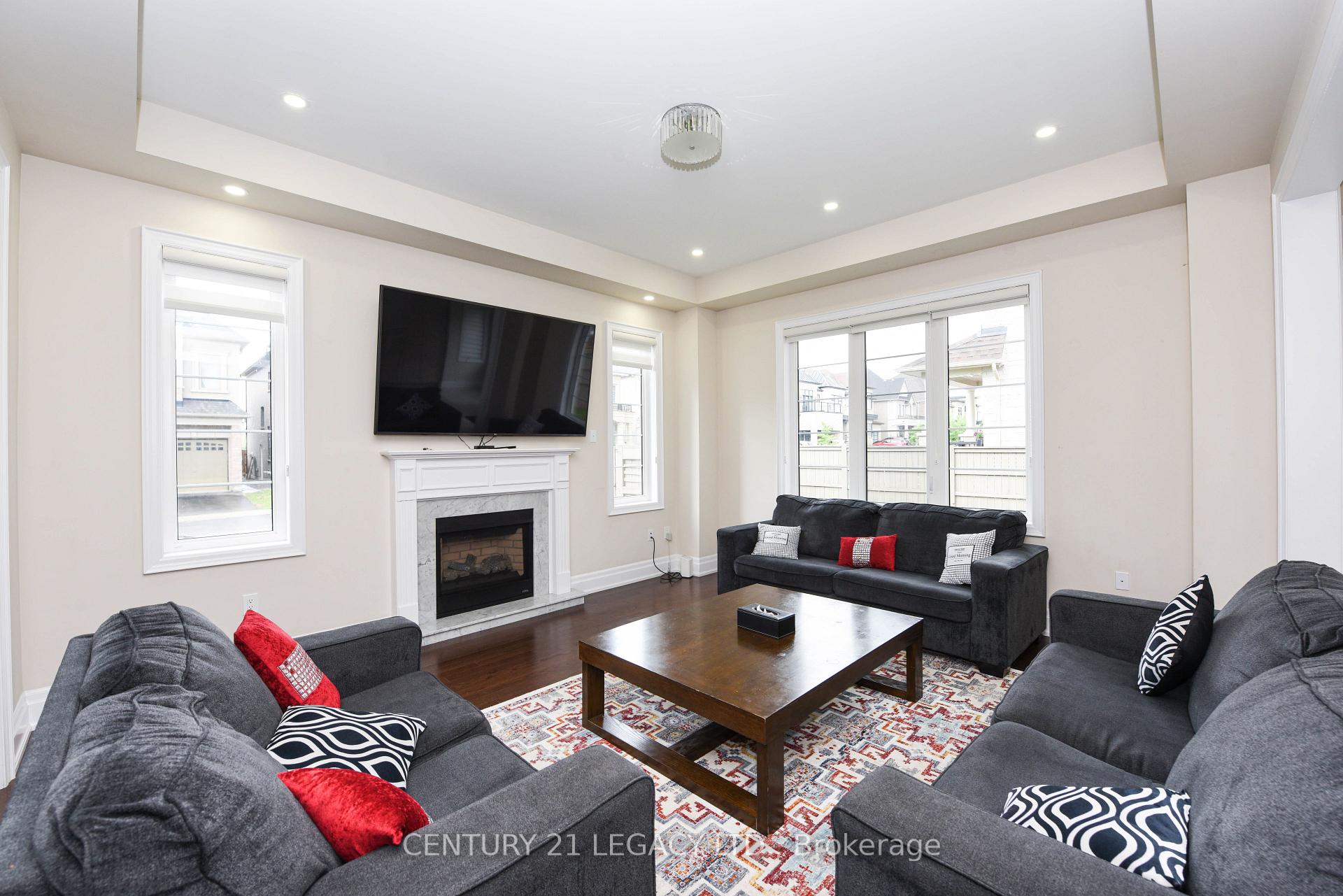 Photo 5 of 33 Lyle Way, Brampton, Credit Valley — HOMEH