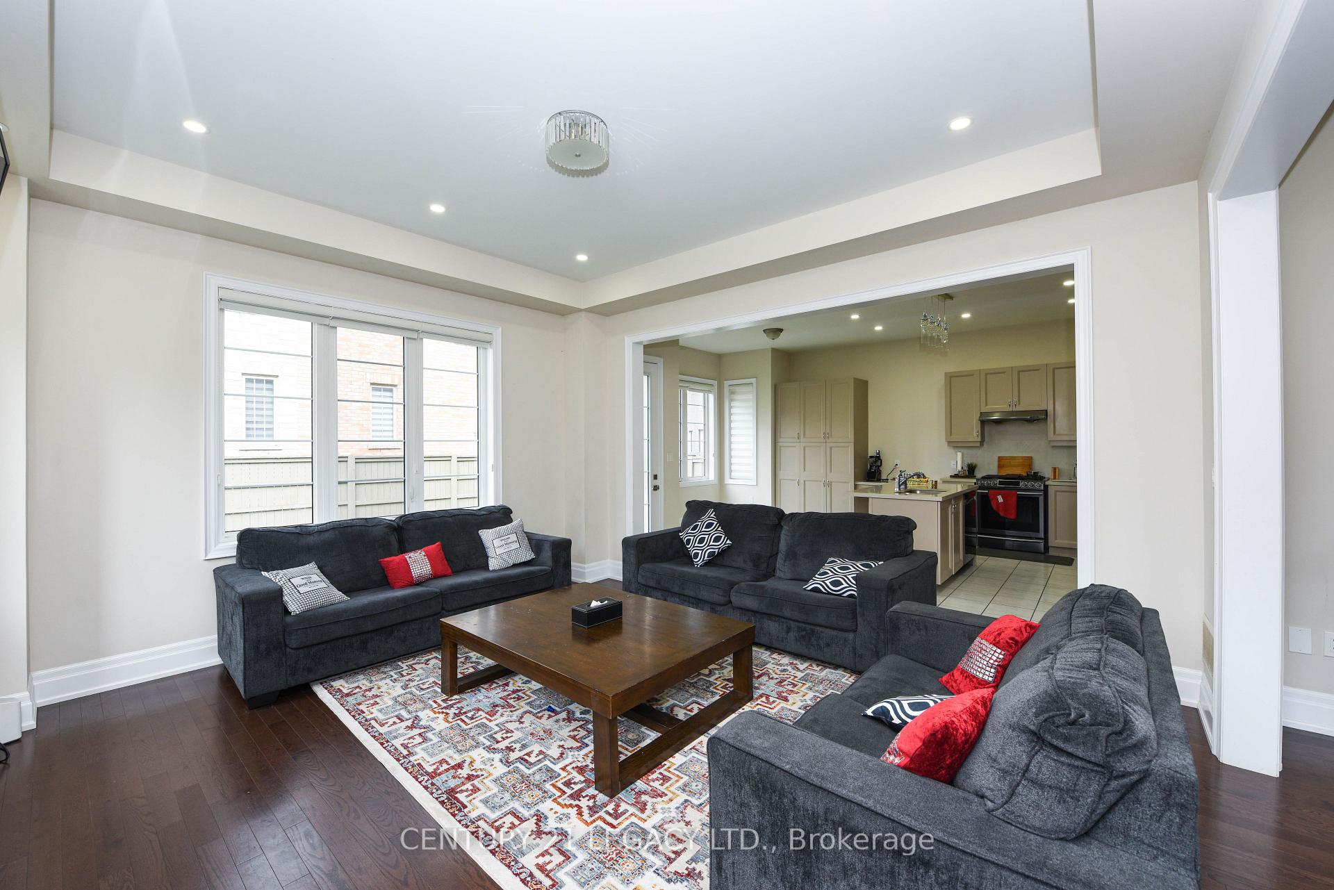 Photo 6 of 33 Lyle Way, Brampton, Credit Valley — HOMEH
