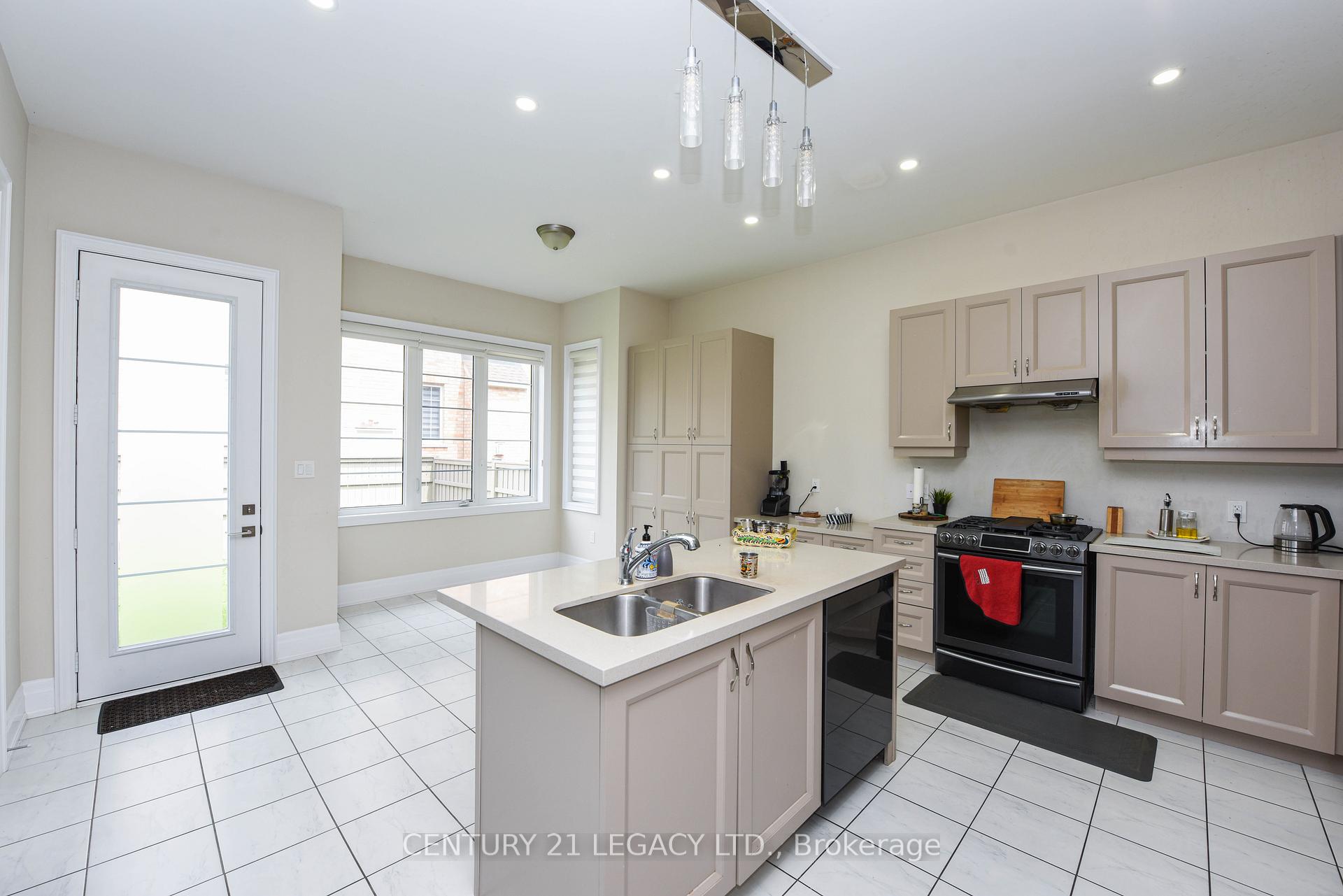 Photo 7 of 33 Lyle Way, Brampton, Credit Valley — HOMEH