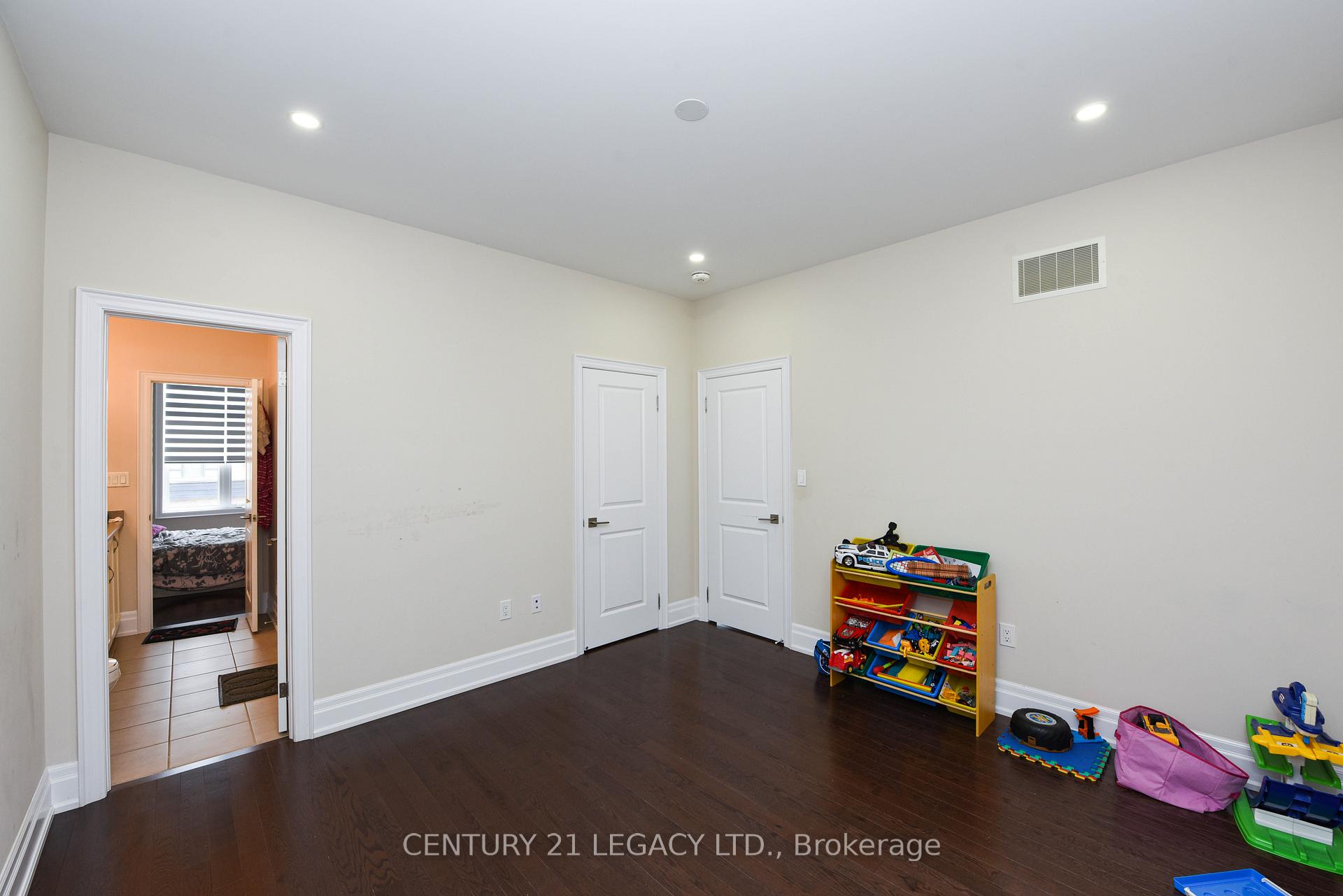 Photo 13 of 33 Lyle Way, Brampton, Credit Valley — HOMEH