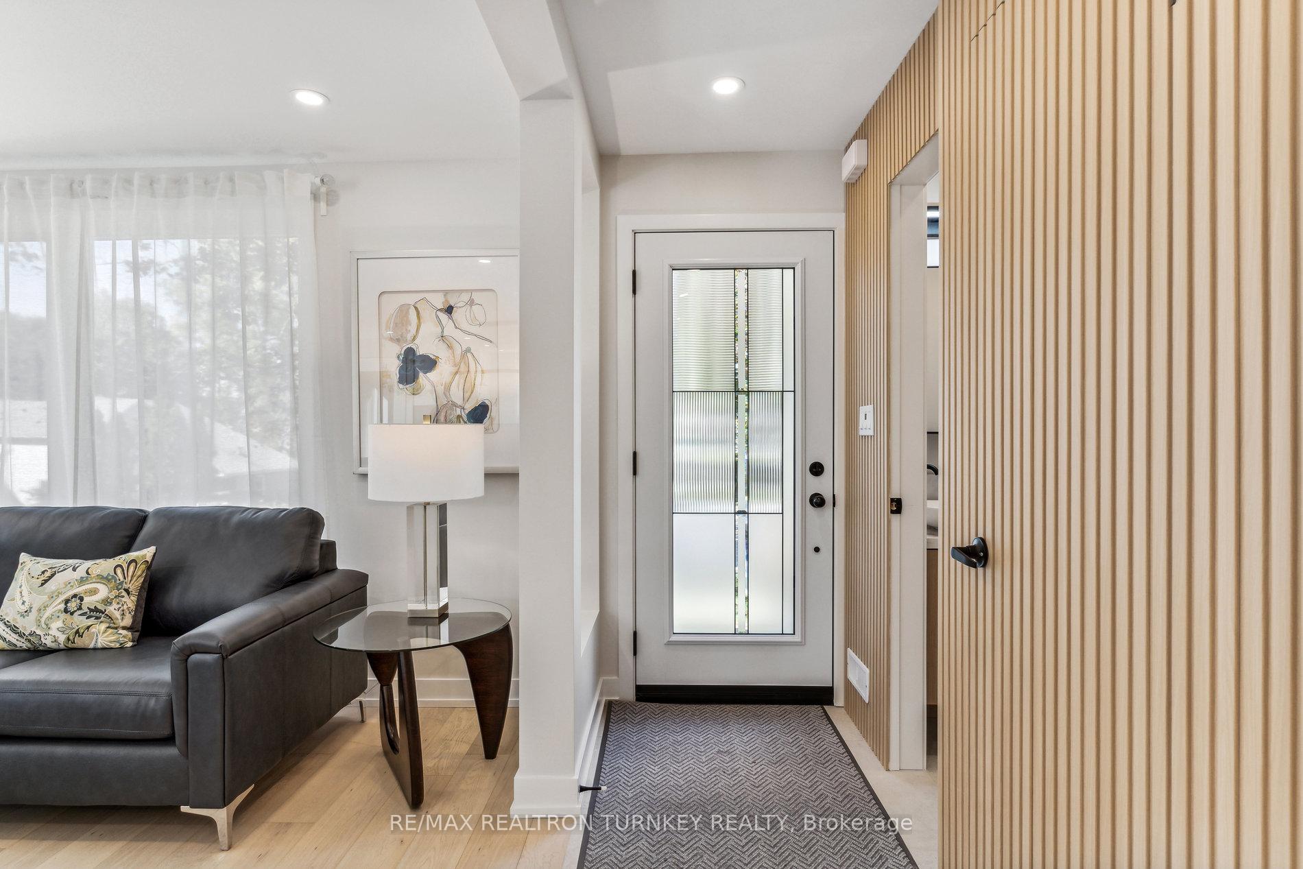 Photo 3 of 31 Kennedy Street W, Aurora, Aurora Village — HOMEH