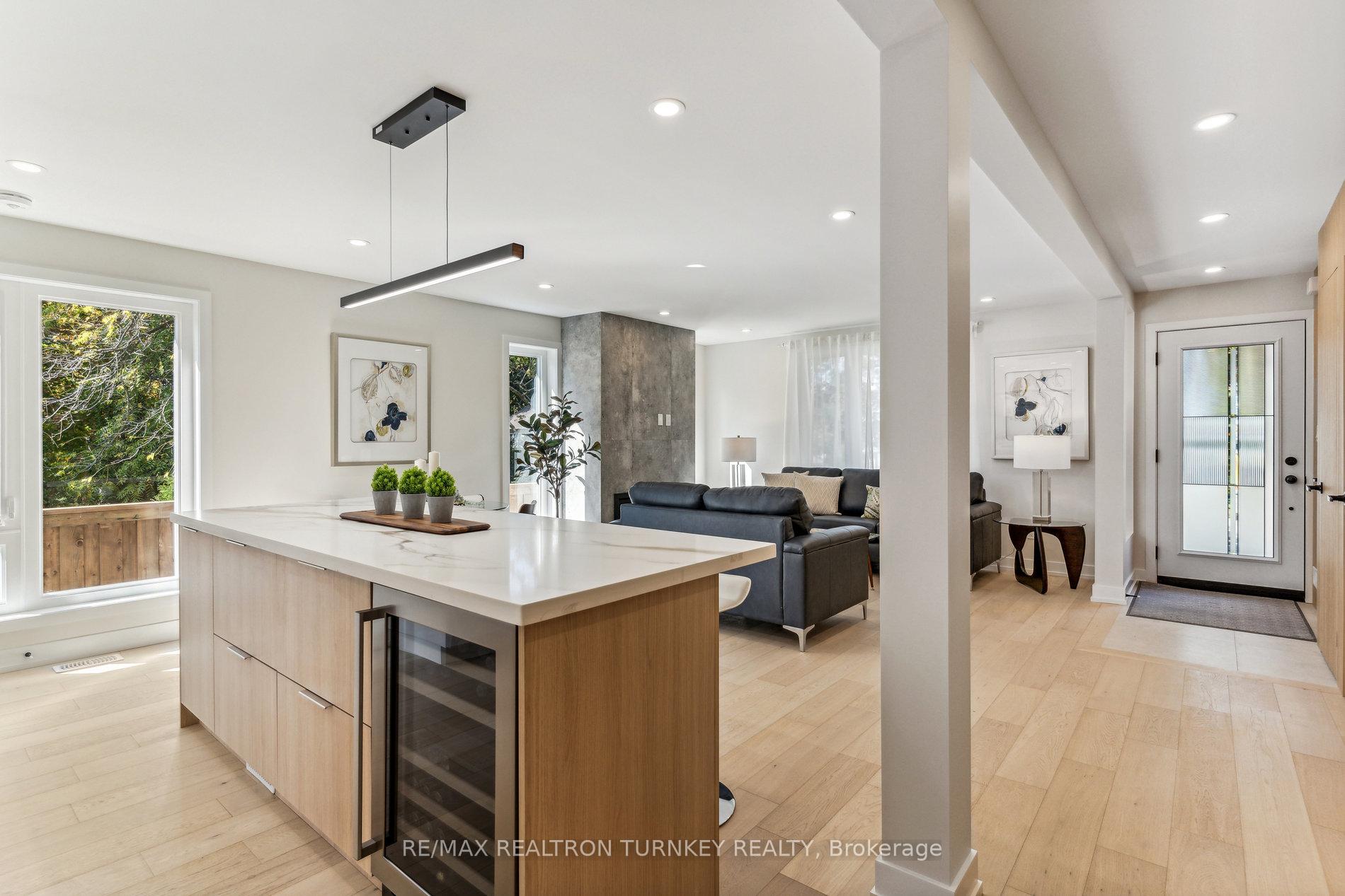 Photo 5 of 31 Kennedy Street W, Aurora, Aurora Village — HOMEH