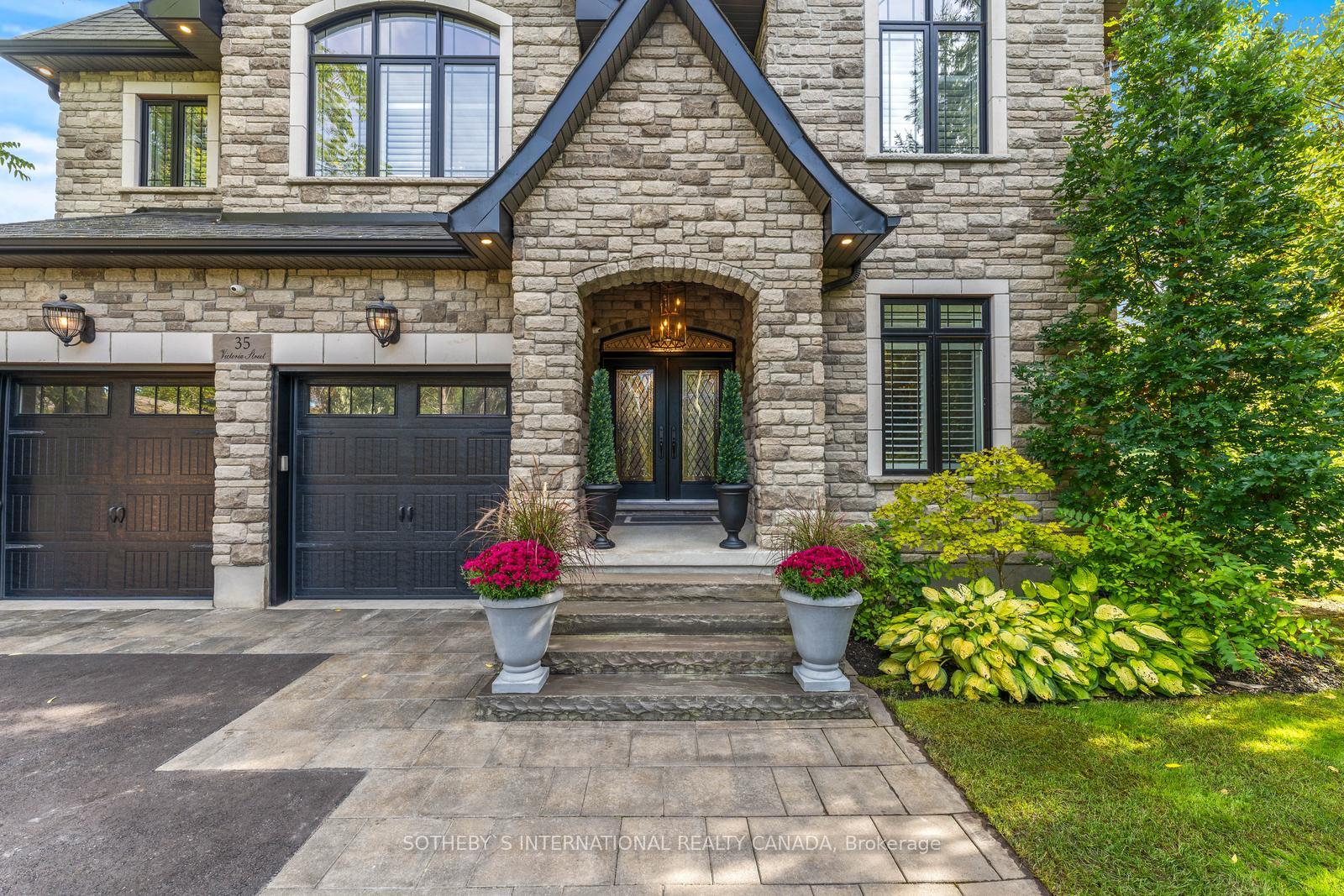 Photo 4 of 35 Victoria Street, King, Schomberg — HOMEH