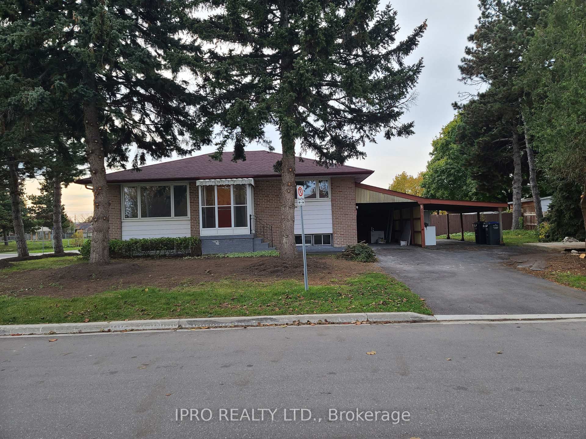 Photo 4 of 3 Cambridge Crescent, Brampton, Northwood Park — HOMEH