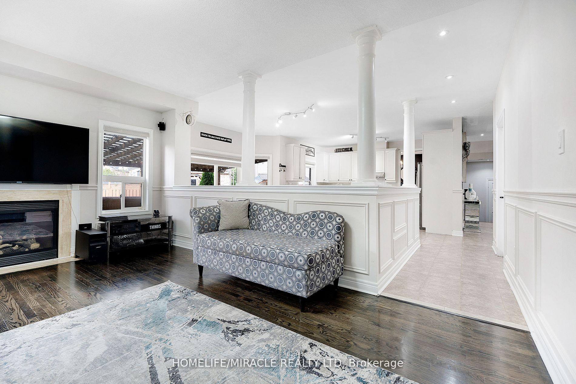 Photo 10 of 46 Amboise Crescent, Brampton, Fletcher's Meadow — HOMEH