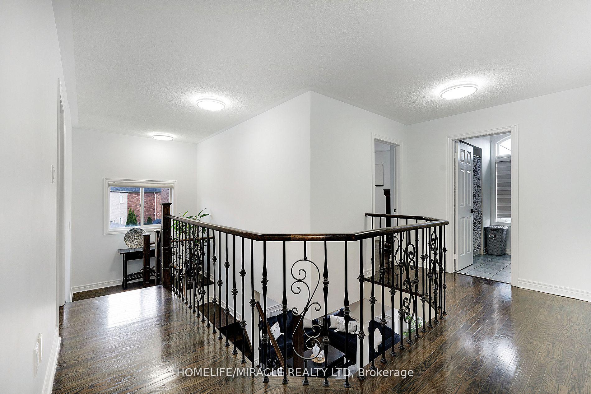 Photo 16 of 46 Amboise Crescent, Brampton, Fletcher's Meadow — HOMEH