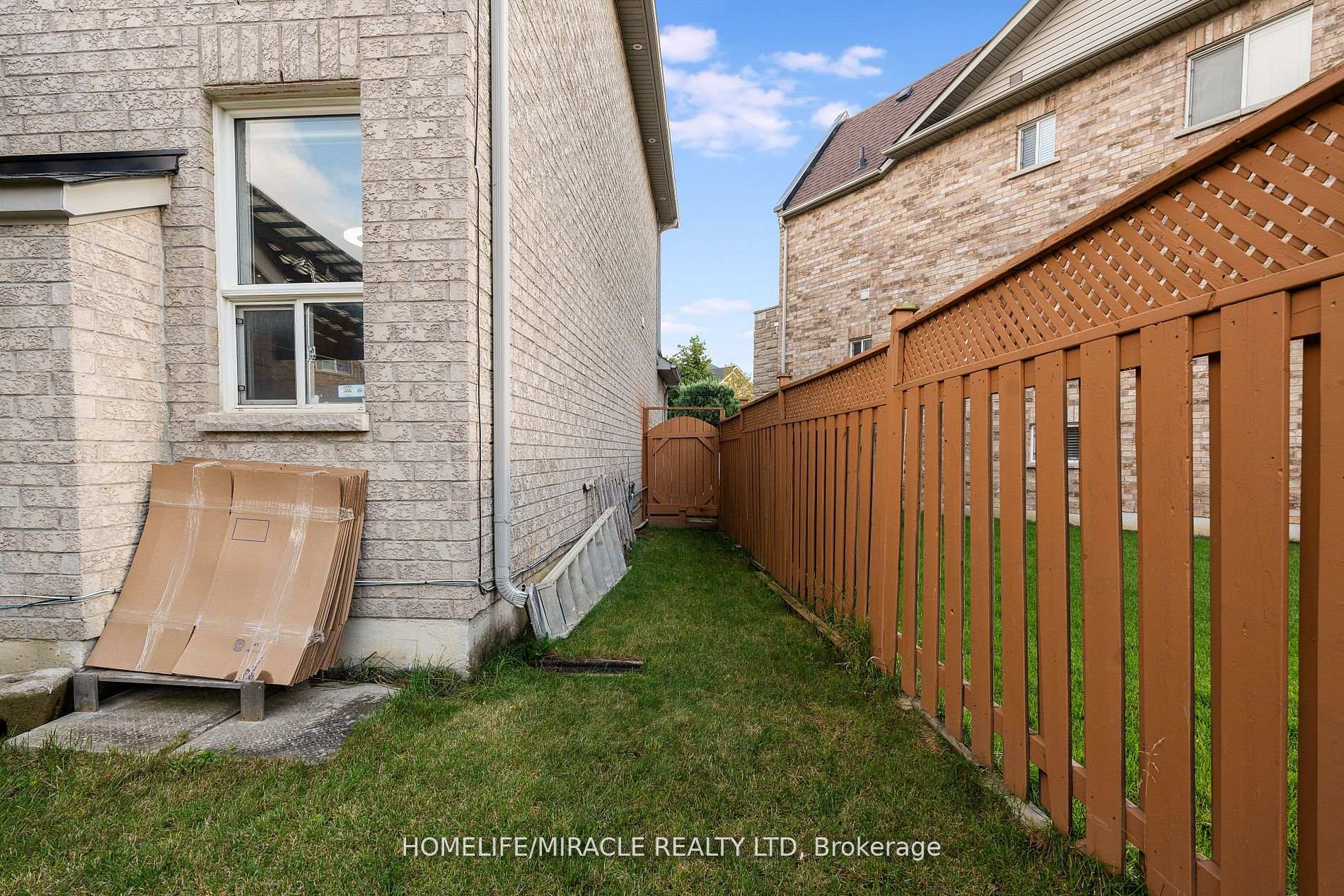 Photo 38 of 46 Amboise Crescent, Brampton, Fletcher's Meadow — HOMEH