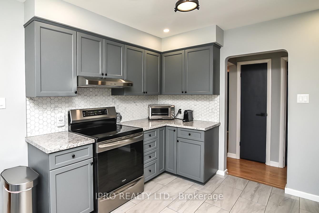 Photo 11 of 118 Seneca Drive, Hamilton, Ancaster — HOMEH