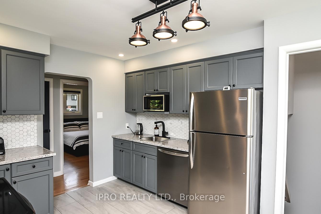 Photo 12 of 118 Seneca Drive, Hamilton, Ancaster — HOMEH