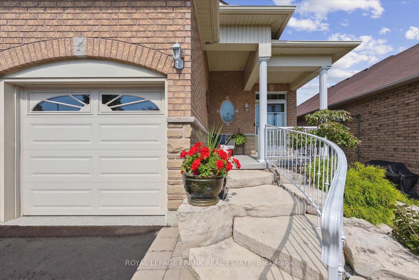 Photo 3 of 10 Bingham Gate, Clarington, Courtice — HOMEH
