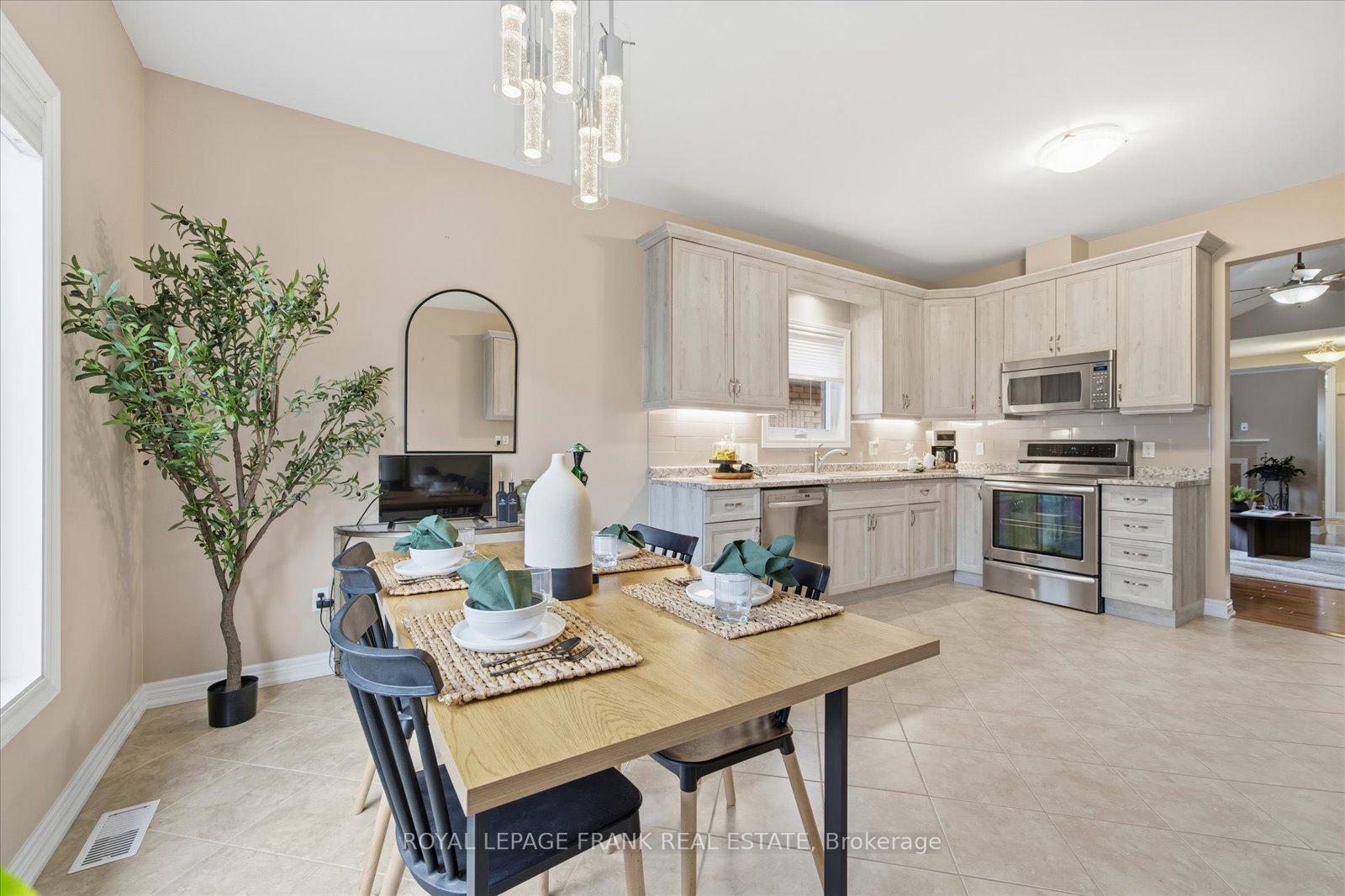 Photo 14 of 10 Bingham Gate, Clarington, Courtice — HOMEH