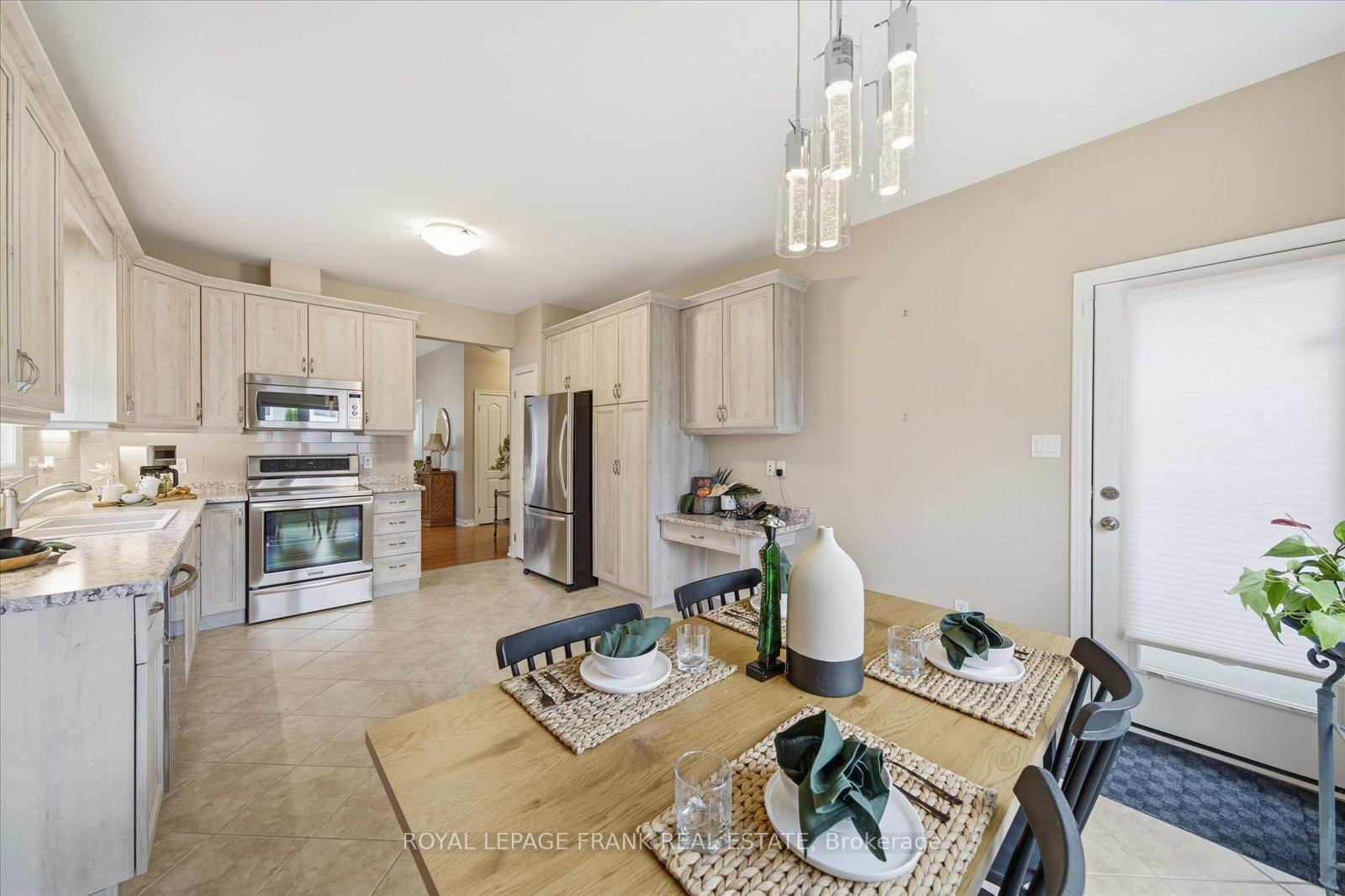 Photo 15 of 10 Bingham Gate, Clarington, Courtice — HOMEH
