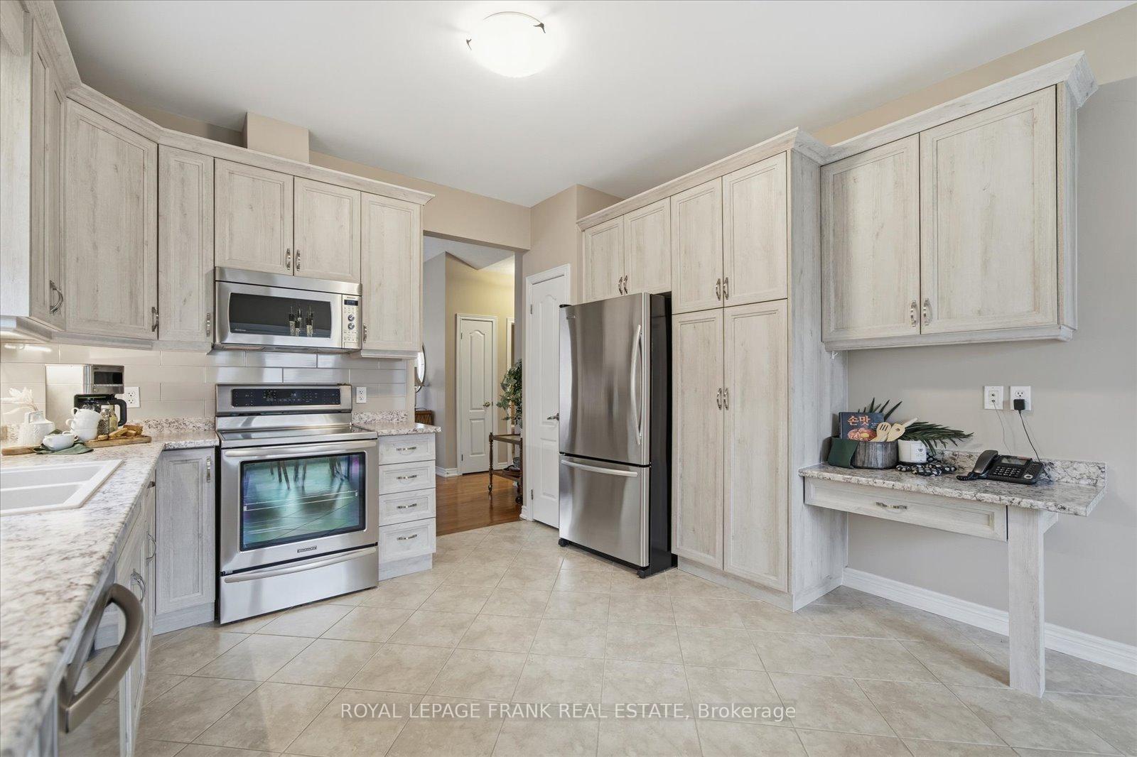 Photo 16 of 10 Bingham Gate, Clarington, Courtice — HOMEH