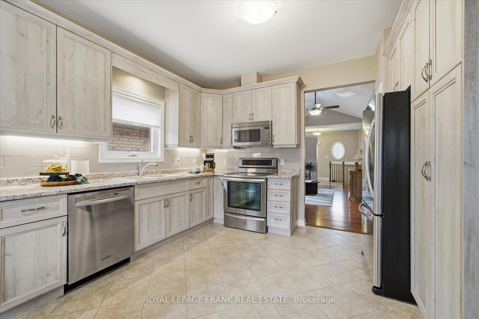 Photo 17 of 10 Bingham Gate, Clarington, Courtice — HOMEH