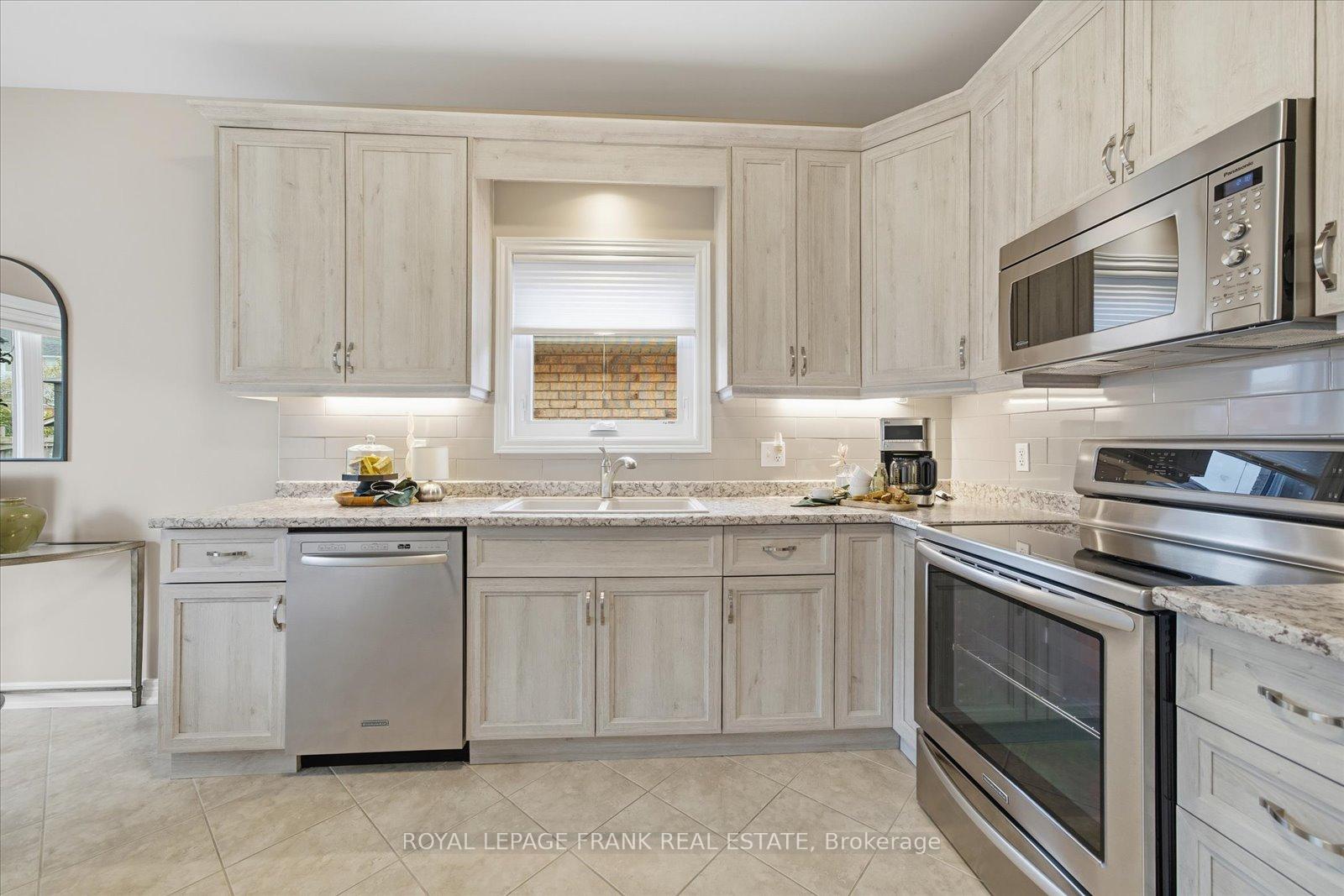 Photo 18 of 10 Bingham Gate, Clarington, Courtice — HOMEH