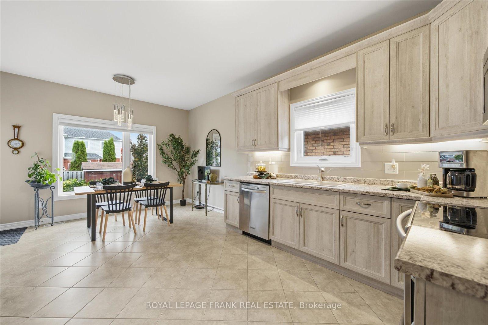Photo 20 of 10 Bingham Gate, Clarington, Courtice — HOMEH