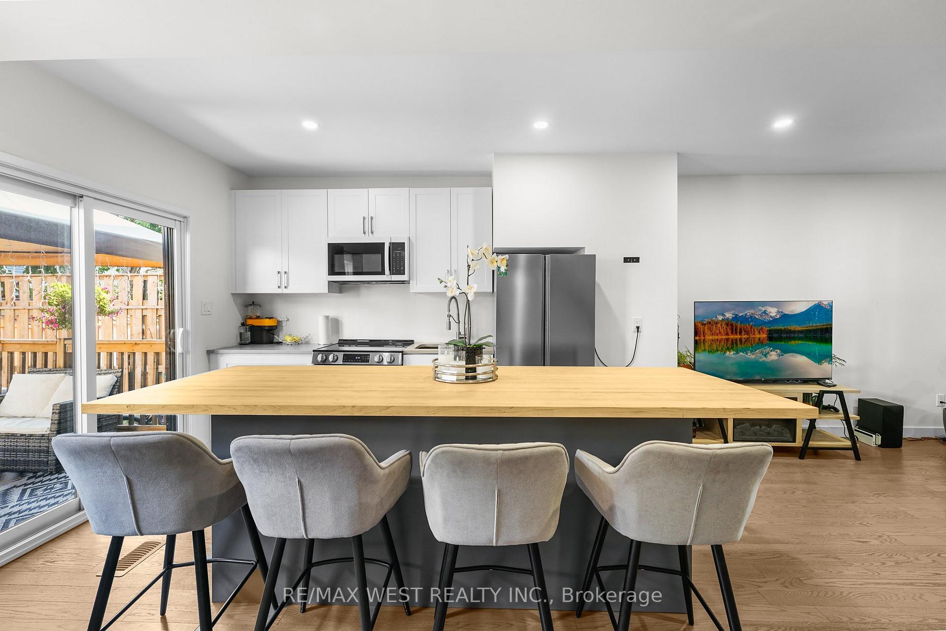 Photo 10 of 110 Avondale Street, Hamilton, Crown Point — HOMEH