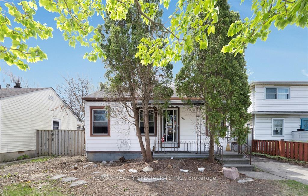 Photo 1 of 2209 Forest Avenue, Windsor — HOMEH