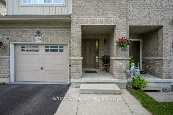 Photo 23 of 136 Palacebeach Trail, Hamilton, Lakeshore — HOMEH