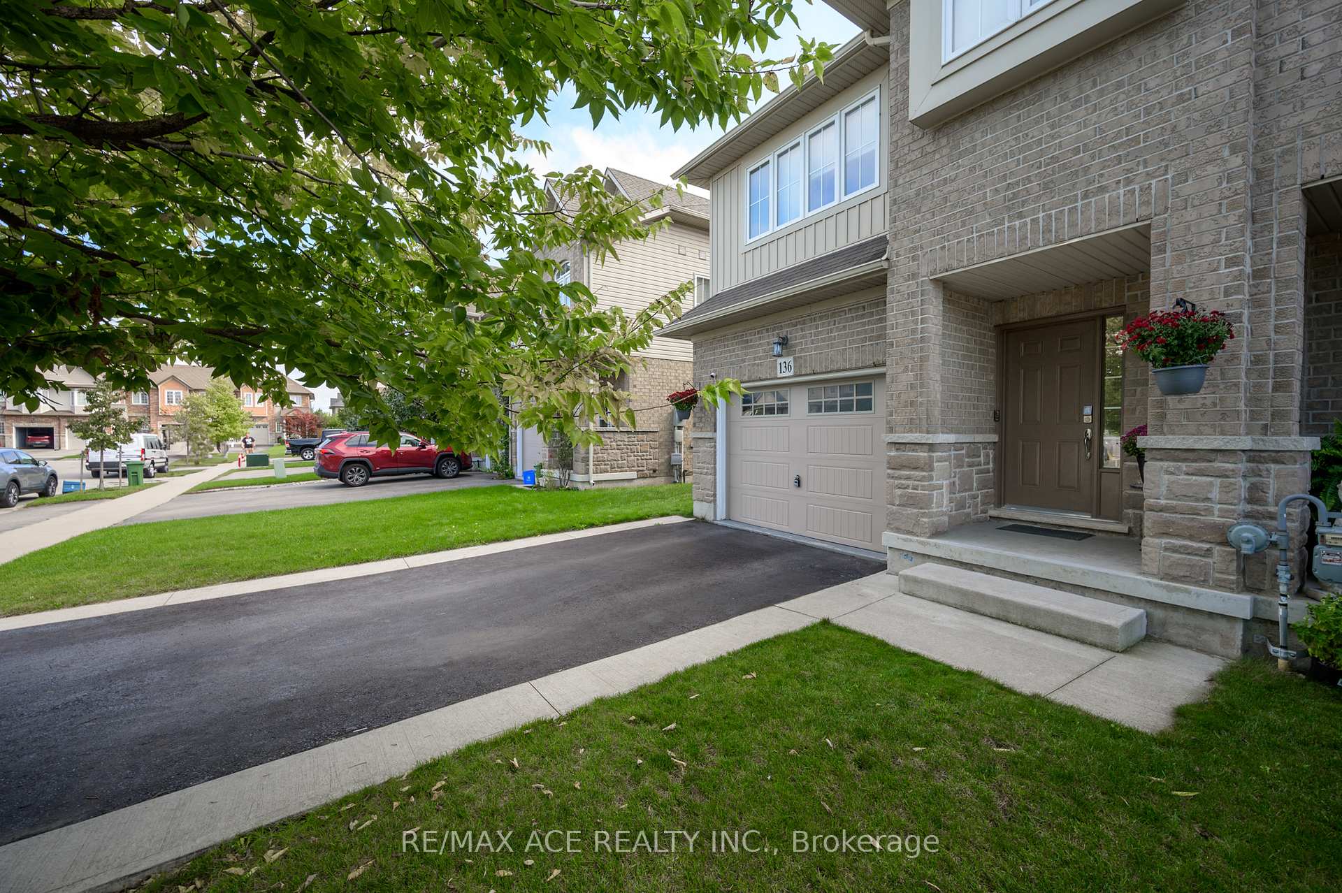 Photo 1 of 136 Palacebeach Trail, Hamilton, Lakeshore — HOMEH
