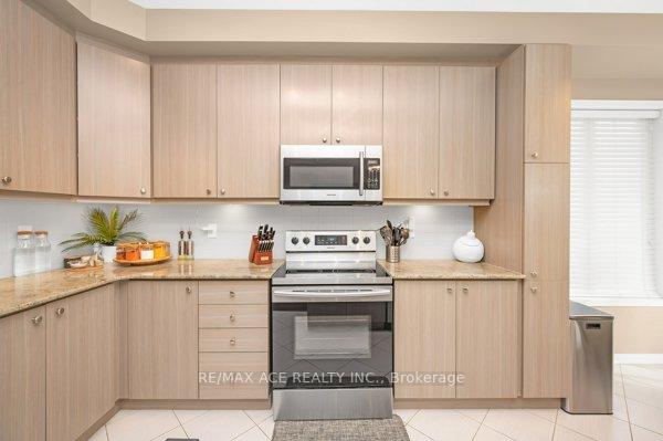 Photo 16 of 136 Palacebeach Trail, Hamilton, Lakeshore — HOMEH