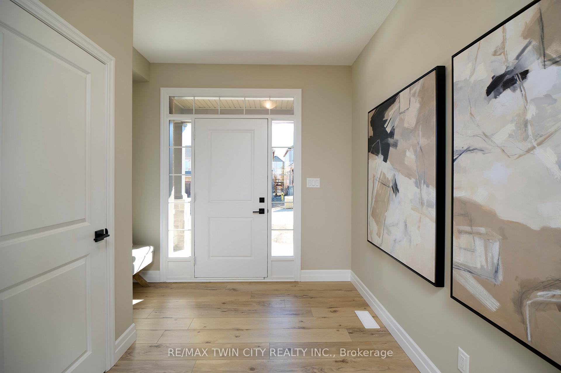 Photo 3 of 360 Chokecherry Crescent, Waterloo — HOMEH