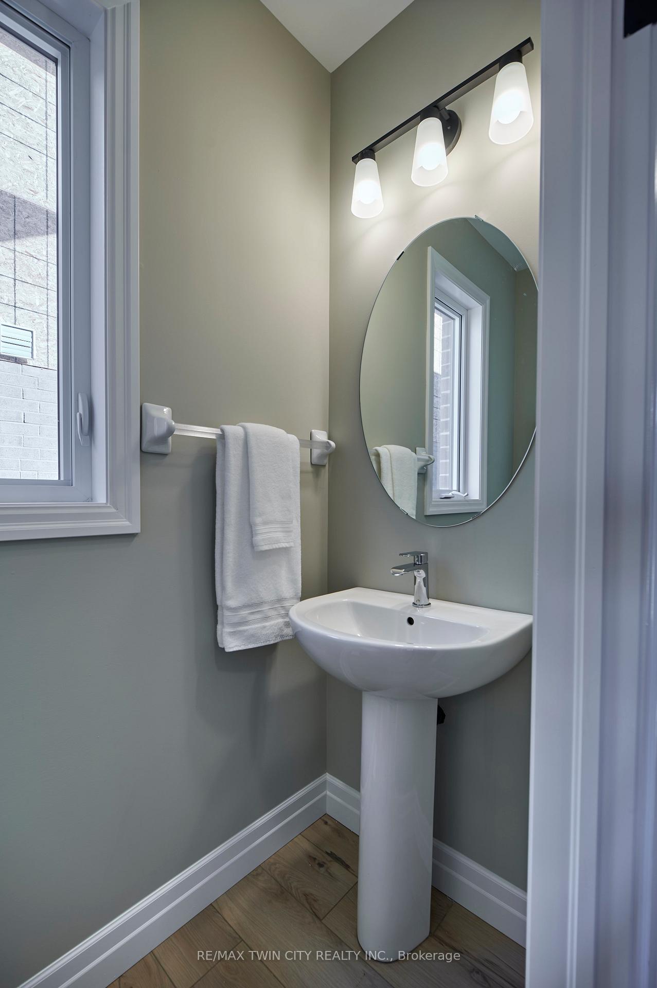 Photo 4 of 360 Chokecherry Crescent, Waterloo — HOMEH