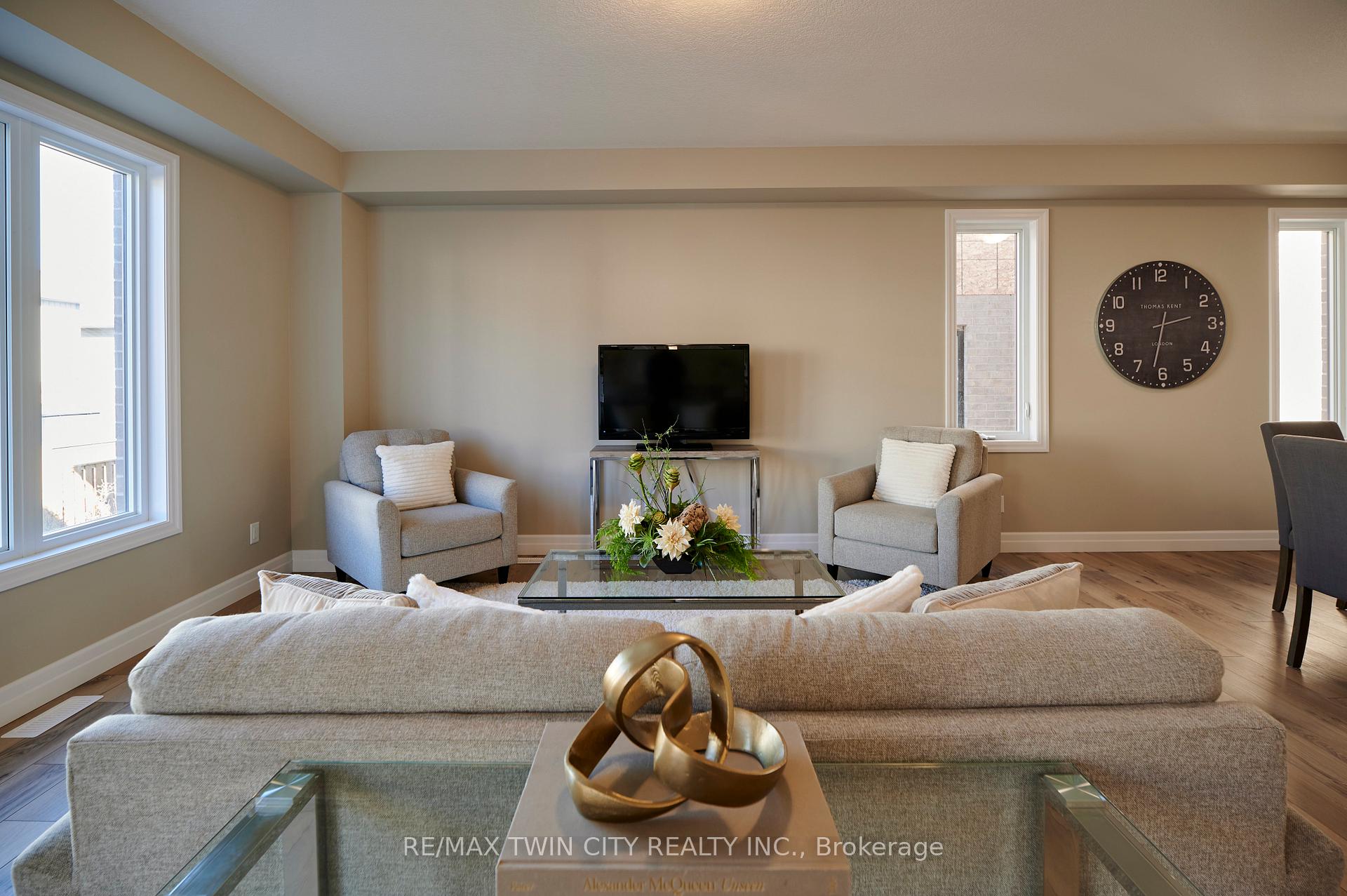 Photo 12 of 360 Chokecherry Crescent, Waterloo — HOMEH
