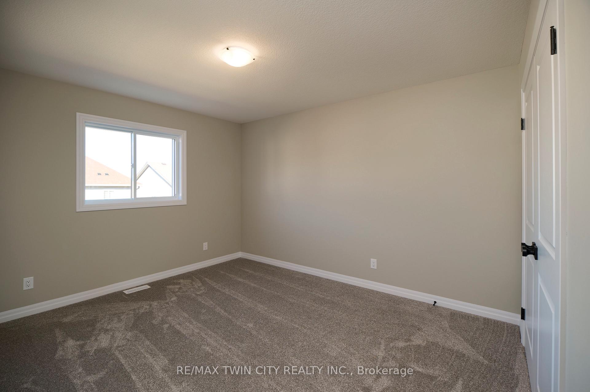 Photo 26 of 360 Chokecherry Crescent, Waterloo — HOMEH