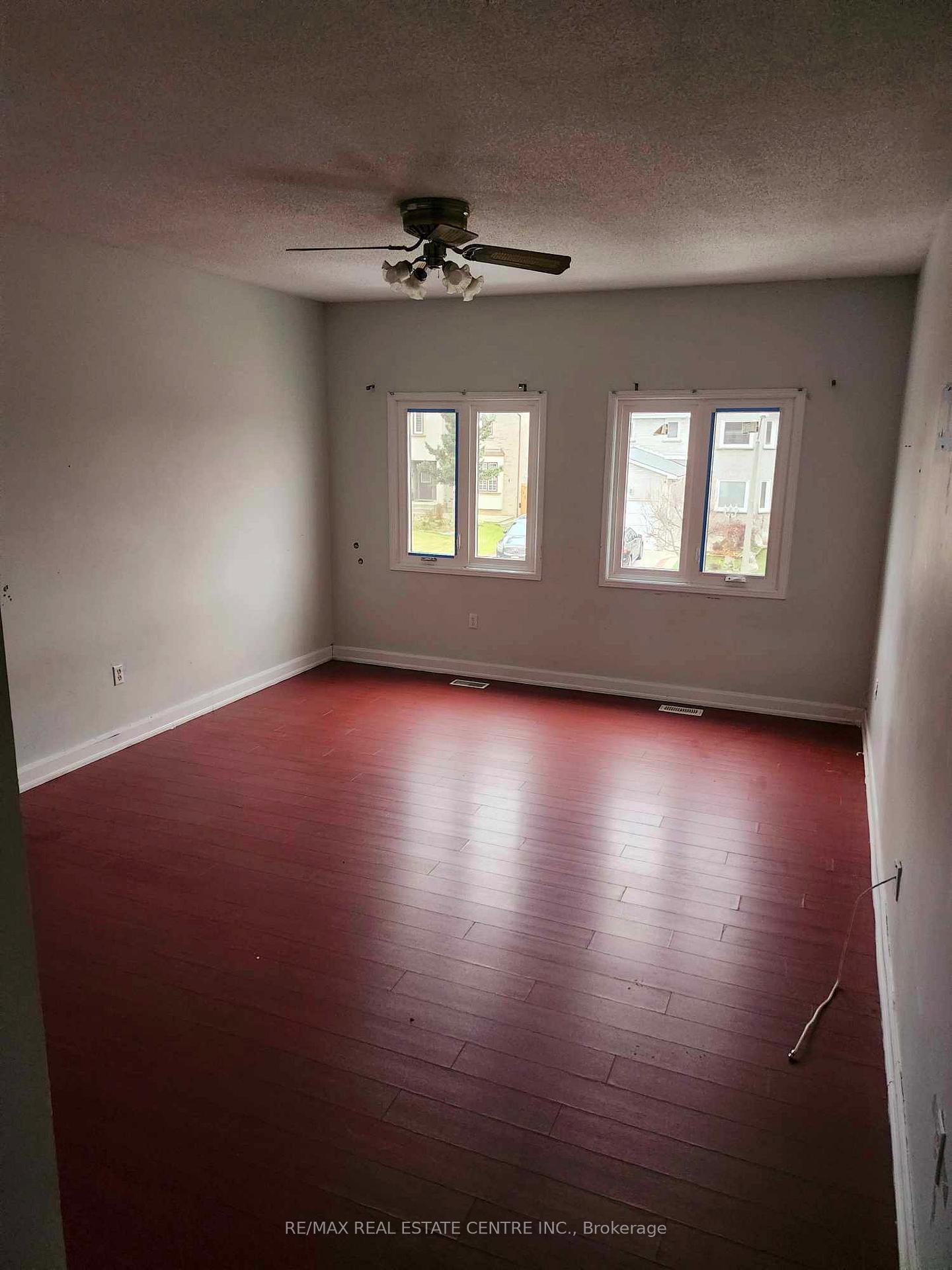 Front of Unit UPPER, 5 Stanwell Drive S