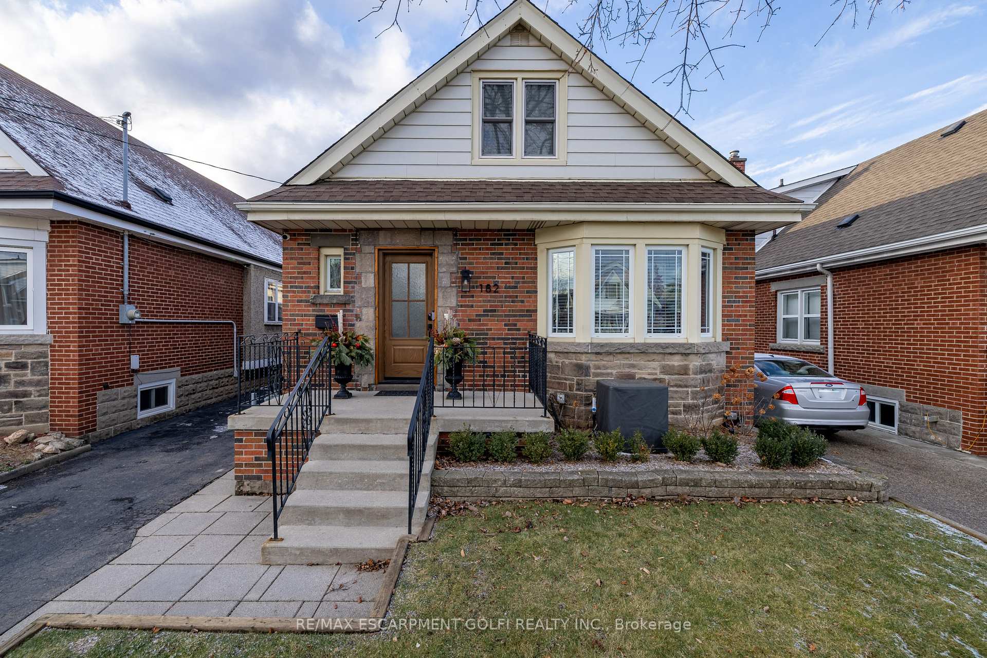 Photo 2 of 182 Huxley Avenue S, Hamilton, Delta — HOMEH