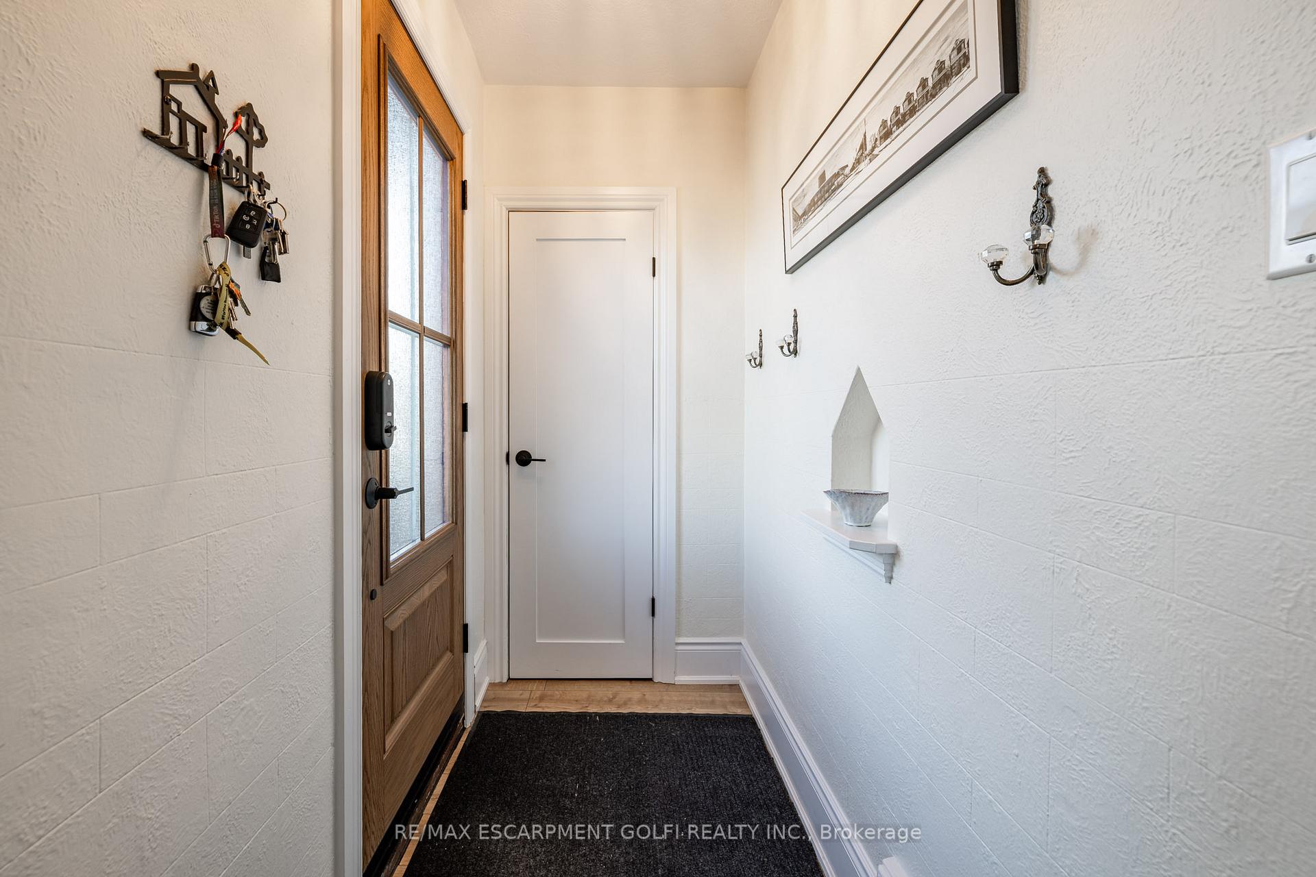 Photo 3 of 182 Huxley Avenue S, Hamilton, Delta — HOMEH