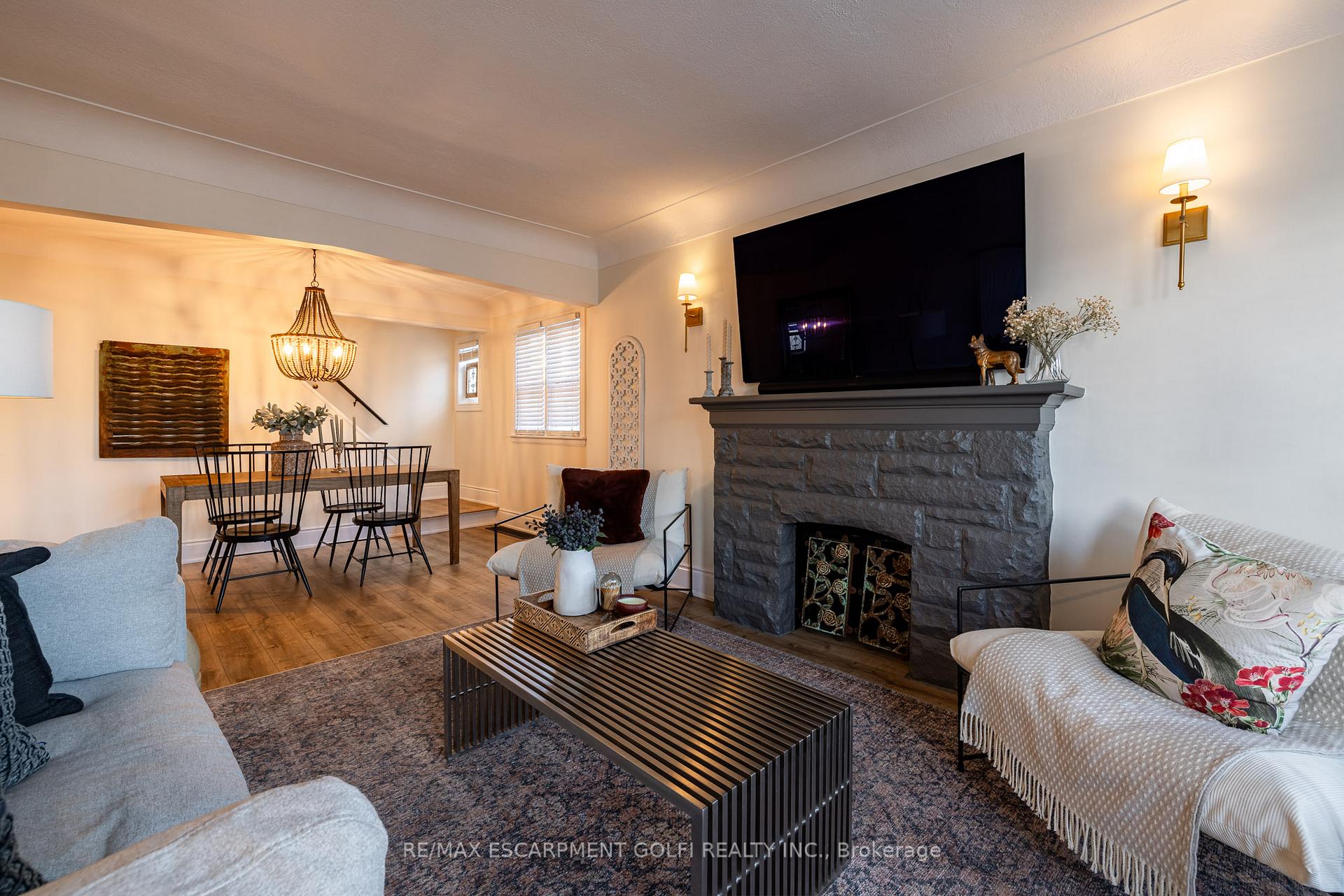 Photo 4 of 182 Huxley Avenue S, Hamilton, Delta — HOMEH