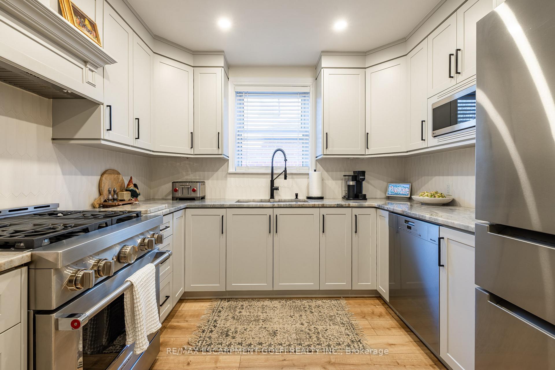 Photo 12 of 182 Huxley Avenue S, Hamilton, Delta — HOMEH