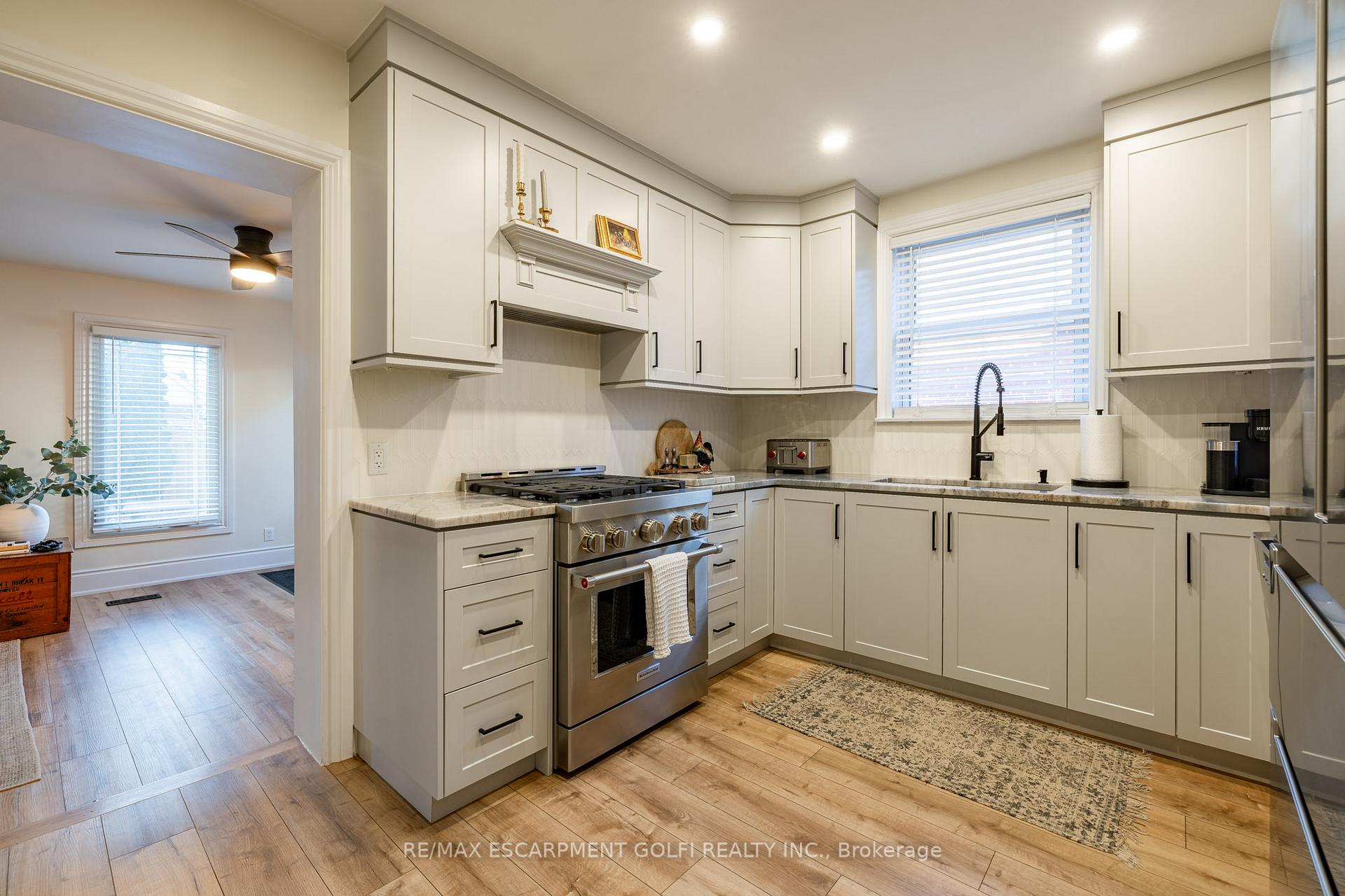 Photo 13 of 182 Huxley Avenue S, Hamilton, Delta — HOMEH