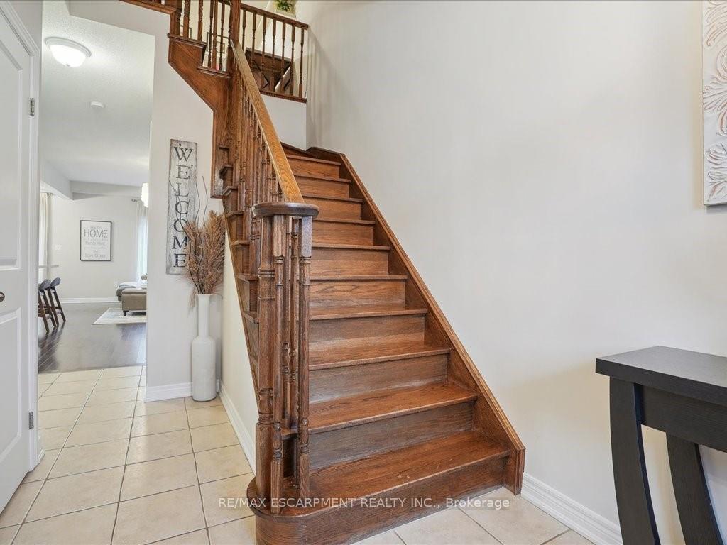 Photo 7 of 35 Bankfield Crescent, Hamilton, Stoney Creek Mountain — HOMEH