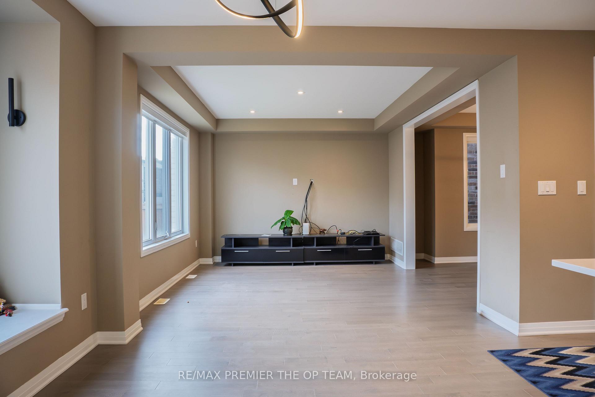 Photo 3 of 11 Herrick Drive, Brampton, Northwest Brampton — HOMEH