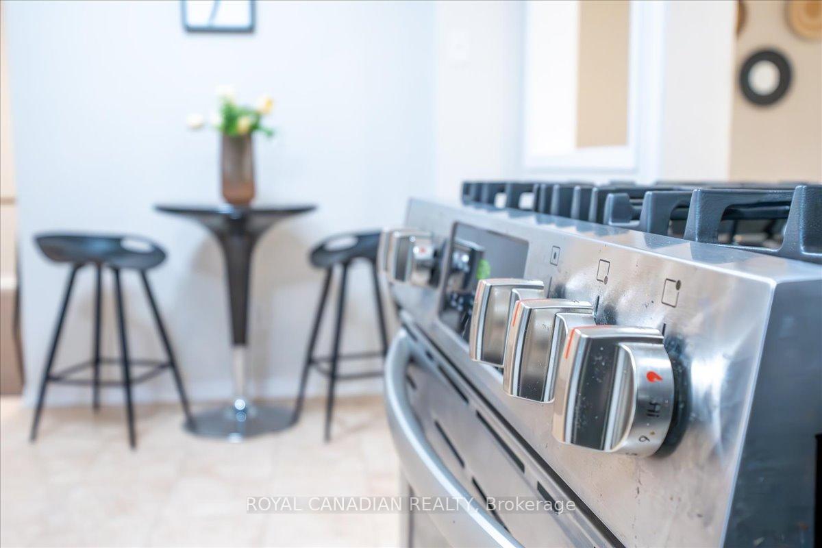 Photo 16 of 1 Barwick Court E, Whitby, Downtown Whitby — HOMEH