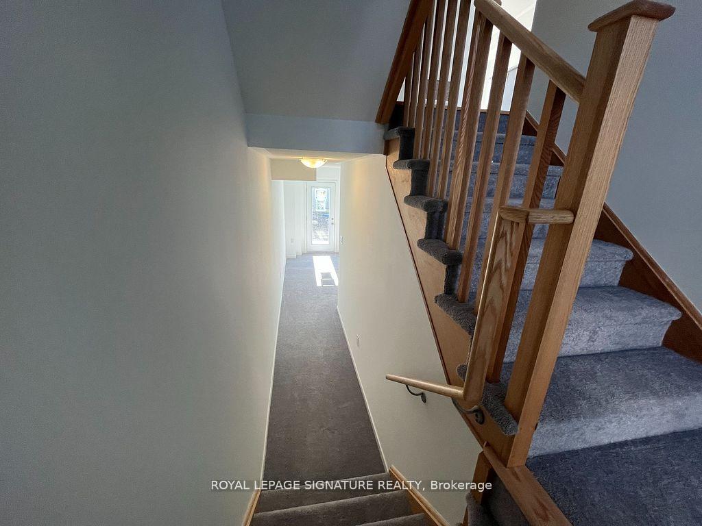 Photo 4 of 747 Stanstead Path, Oshawa, Samac — HOMEH