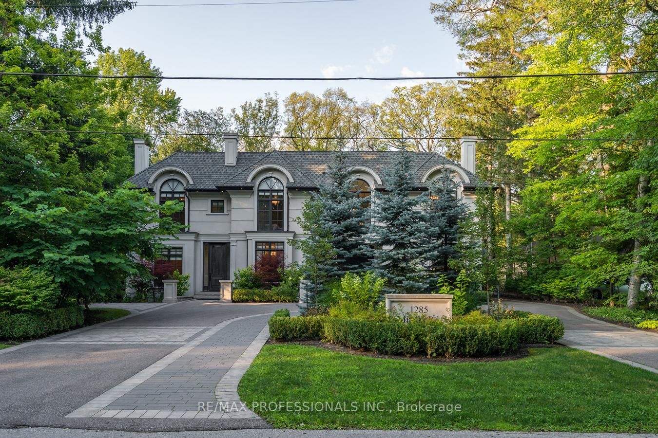 Front of 1285 Minaki Road