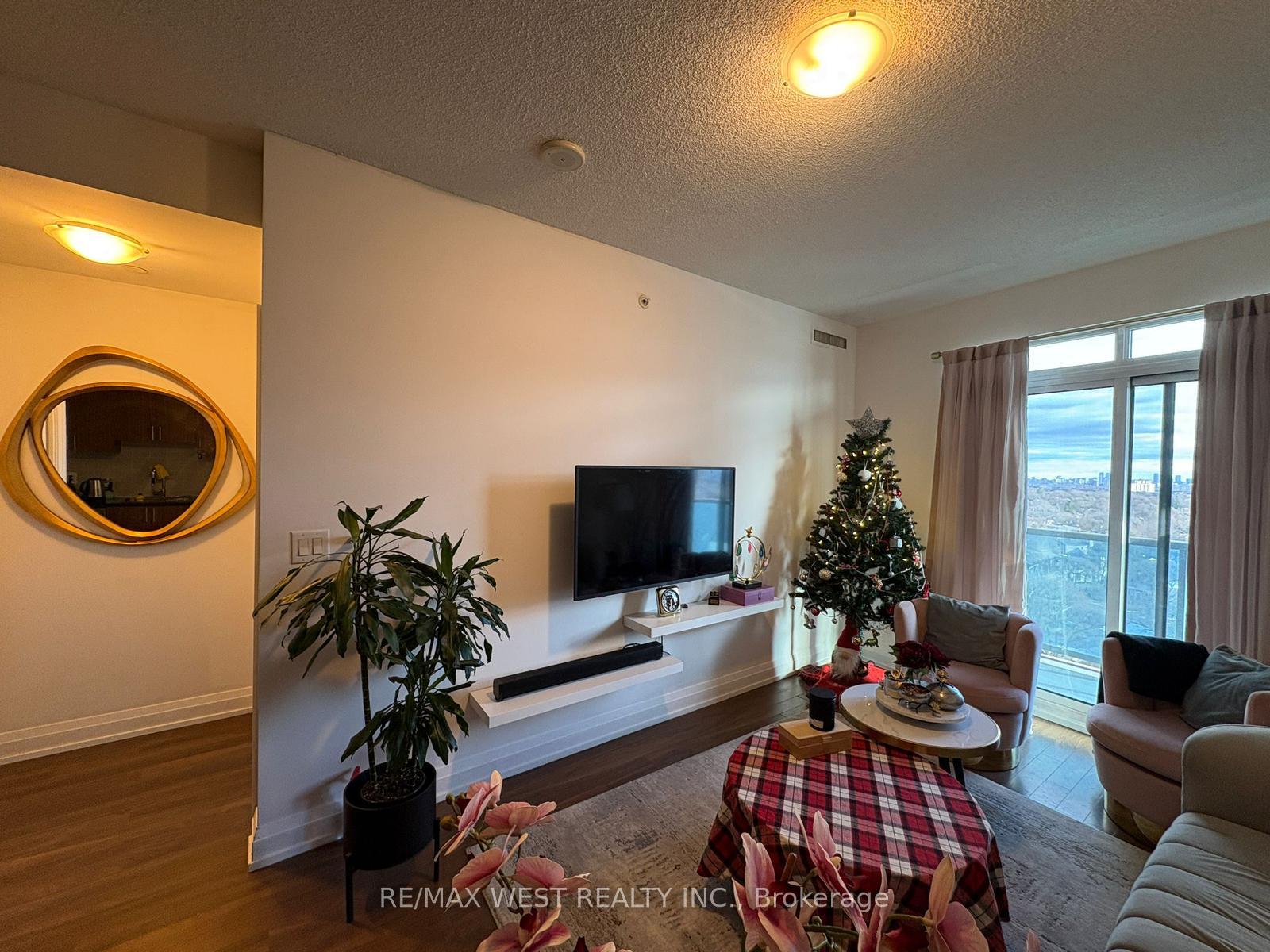 Photo 3 of Unit 1128, 7161 Yonge Street, Markham, Thornhill — HOMEH