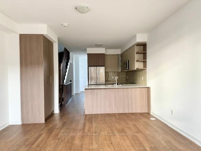 Photo 4 of 48 Deep Roots Terrace, Toronto, Englemount-Lawrence — HOMEH