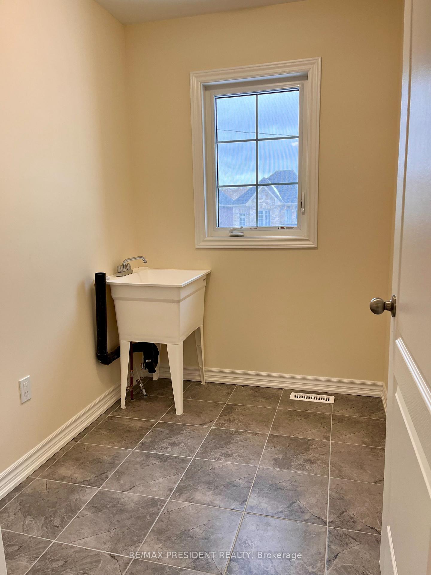 Photo 16 of 140 Robin Trail, Scugog, Port Perry — HOMEH