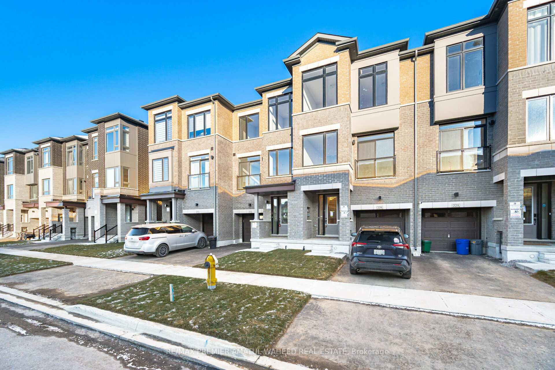 Photo 2 of 233 Tennant Circle, Vaughan, Vellore Village — HOMEH