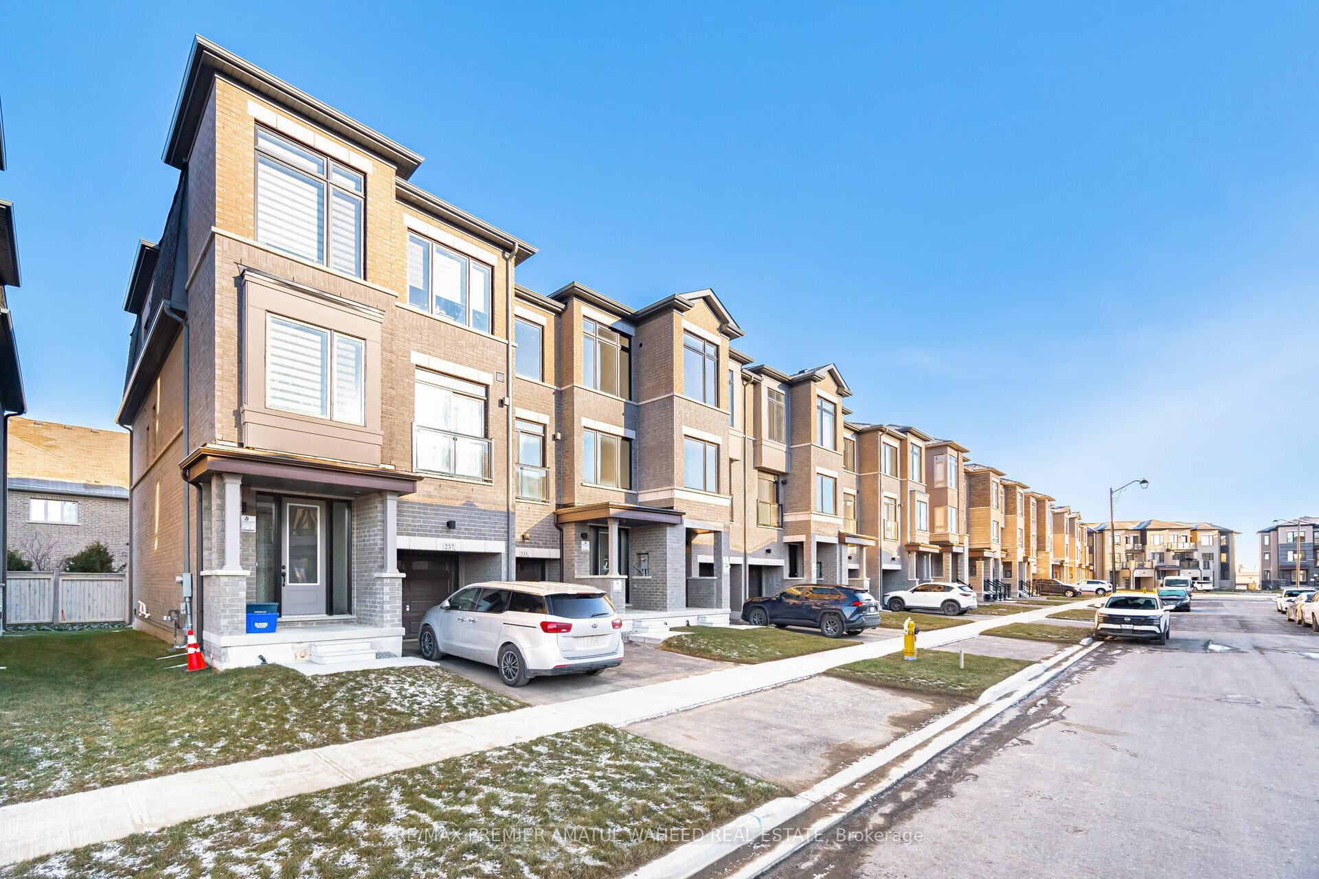 Photo 3 of 233 Tennant Circle, Vaughan, Vellore Village — HOMEH