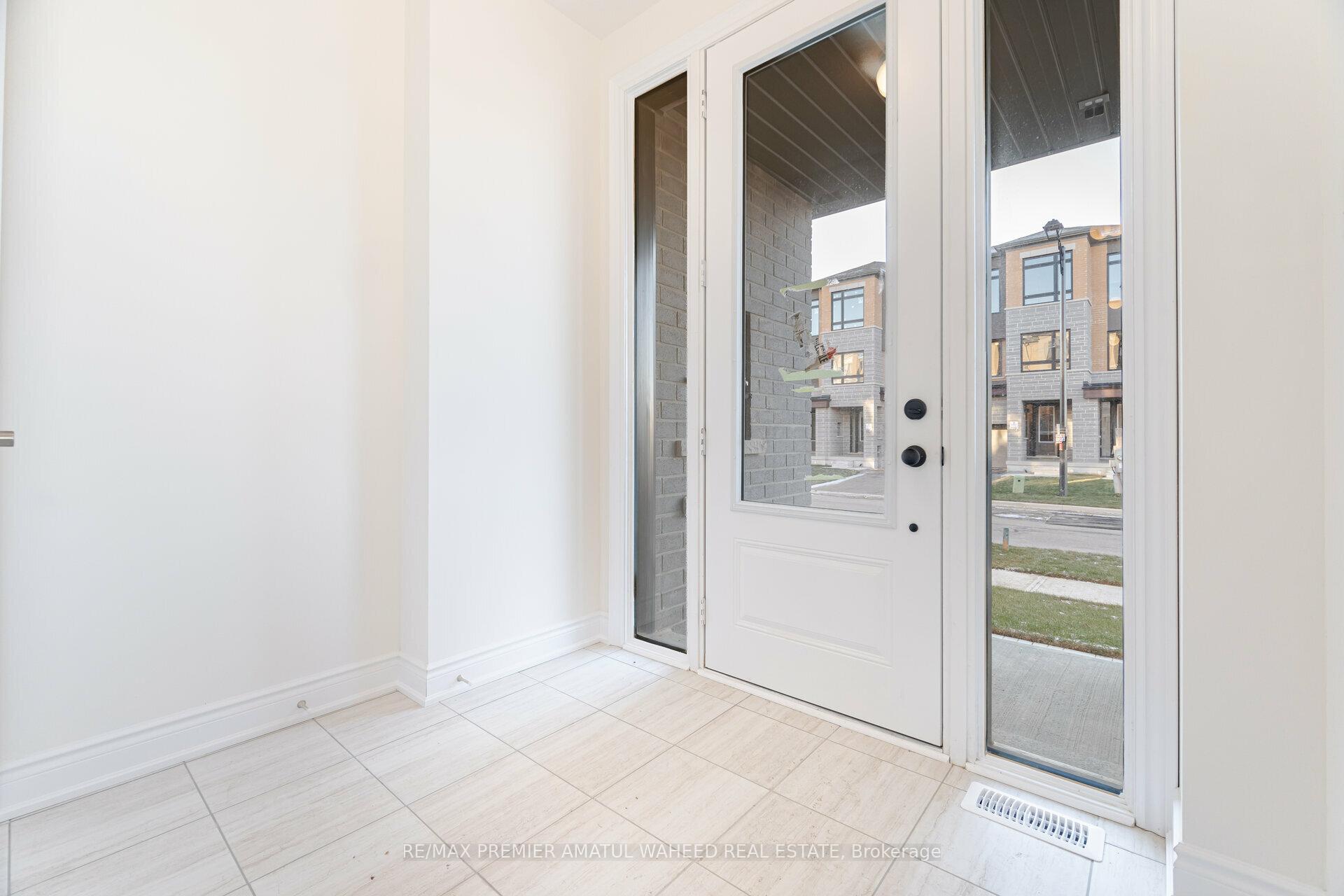 Photo 5 of 233 Tennant Circle, Vaughan, Vellore Village — HOMEH